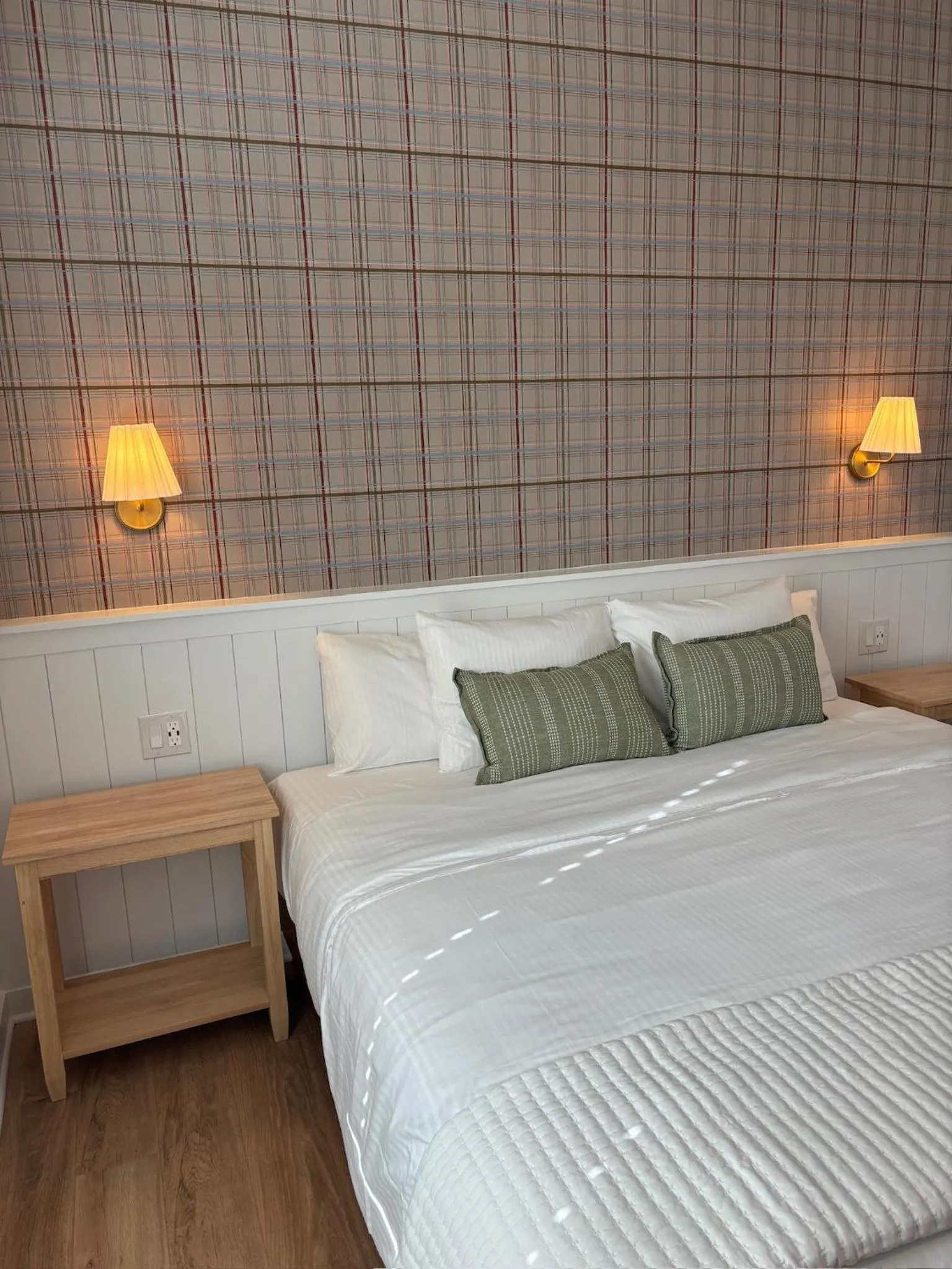 Bed in Rochambeau Roadside Inn