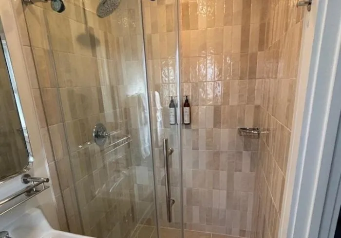 Shower in Rochambeau Roadside Inn