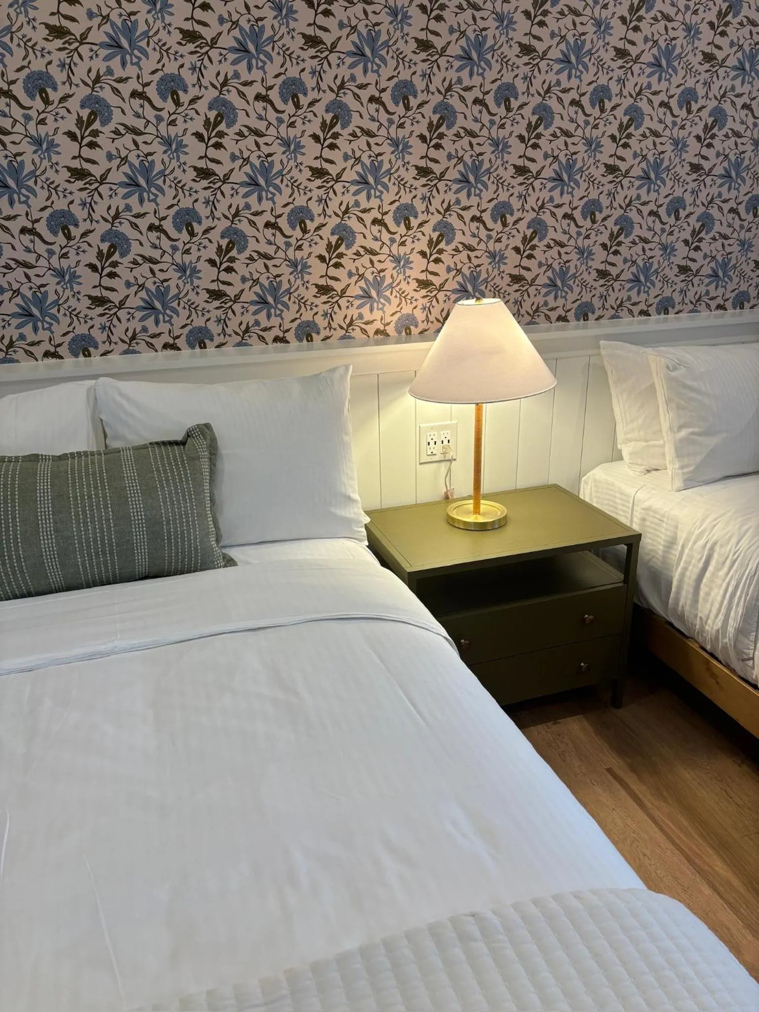 pet friendly, Bed in Rochambeau Roadside Inn