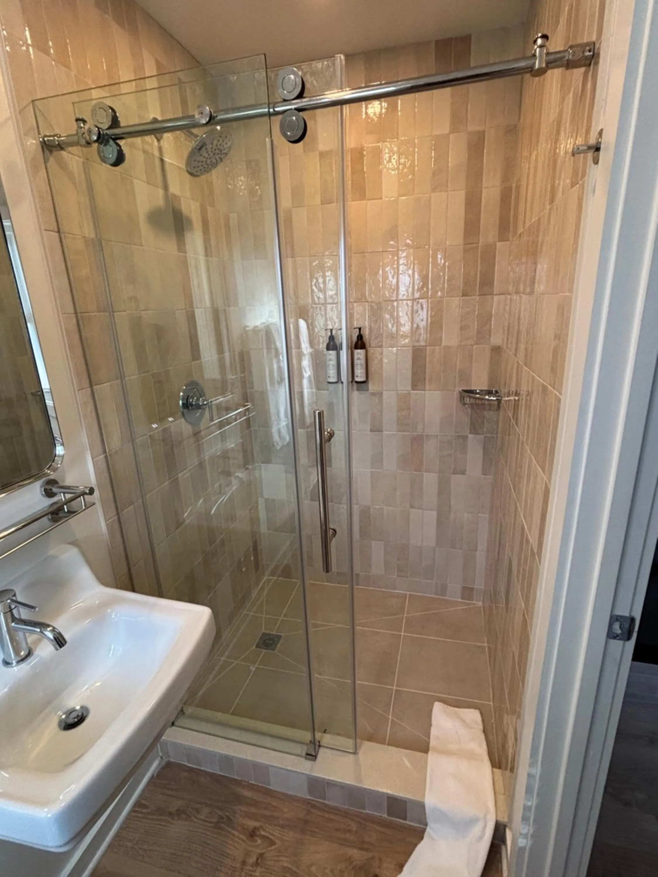 Shower in Rochambeau Roadside Inn
