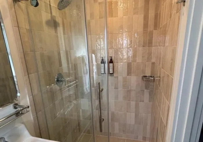 Shower in Rochambeau Roadside Inn