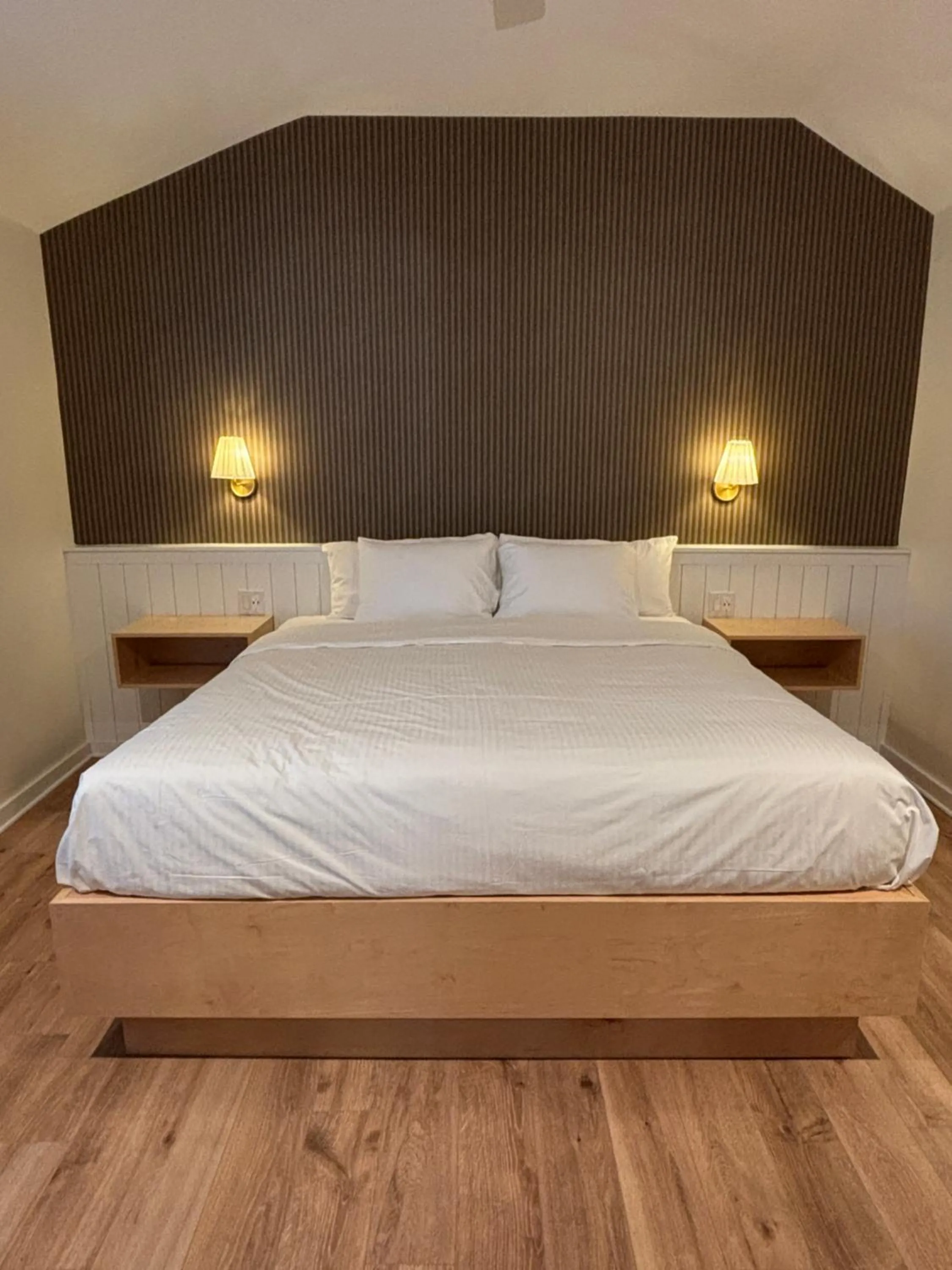 Bed in Rochambeau Roadside Inn