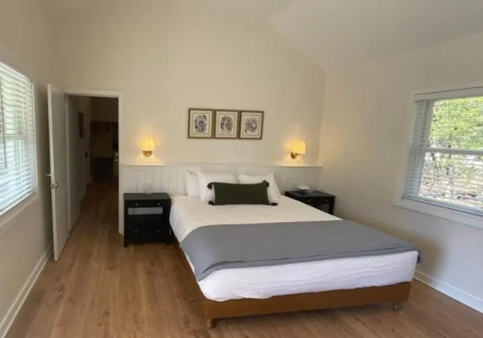 Bed in Rochambeau Roadside Inn