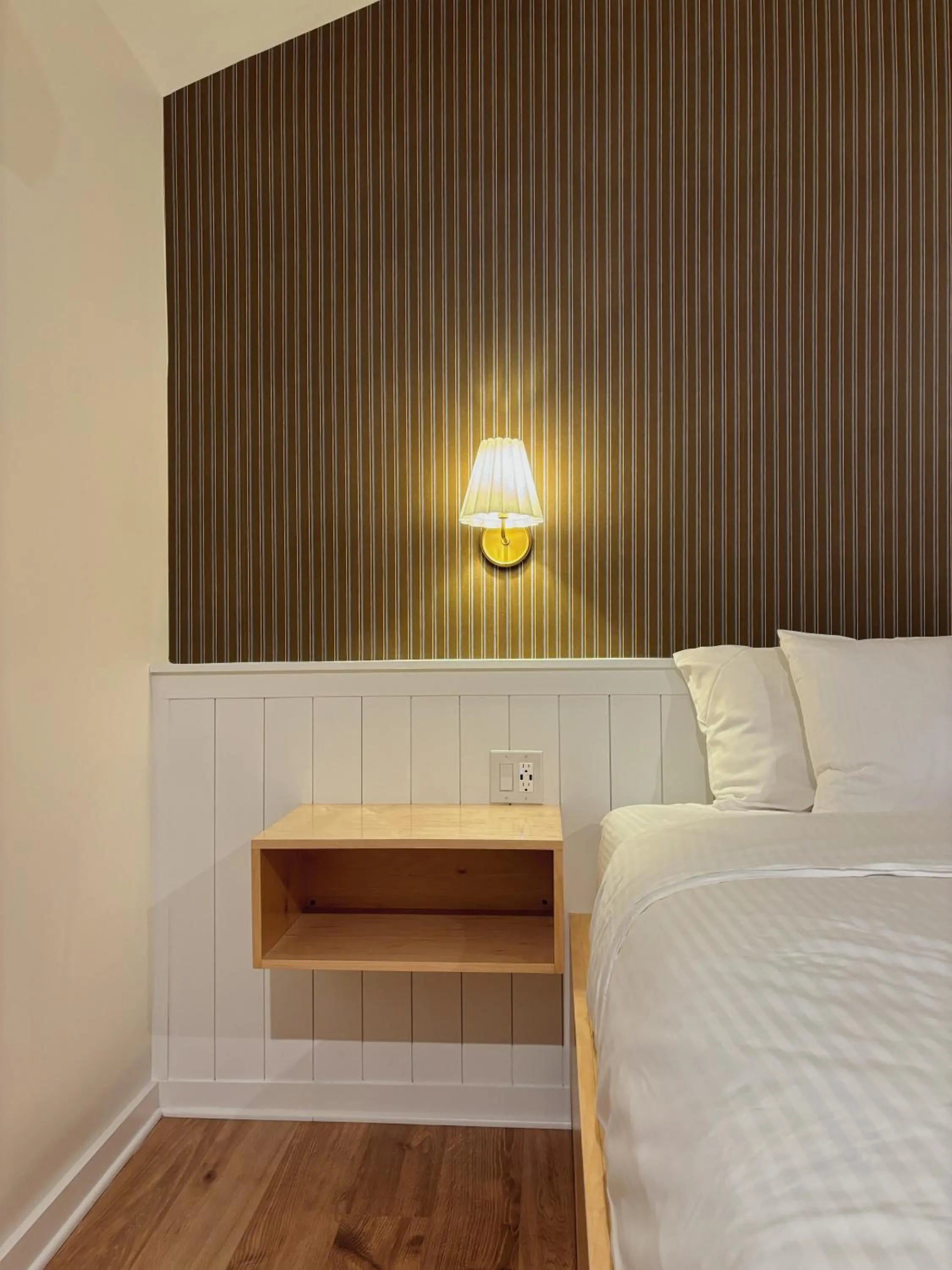 Bed in Rochambeau Roadside Inn