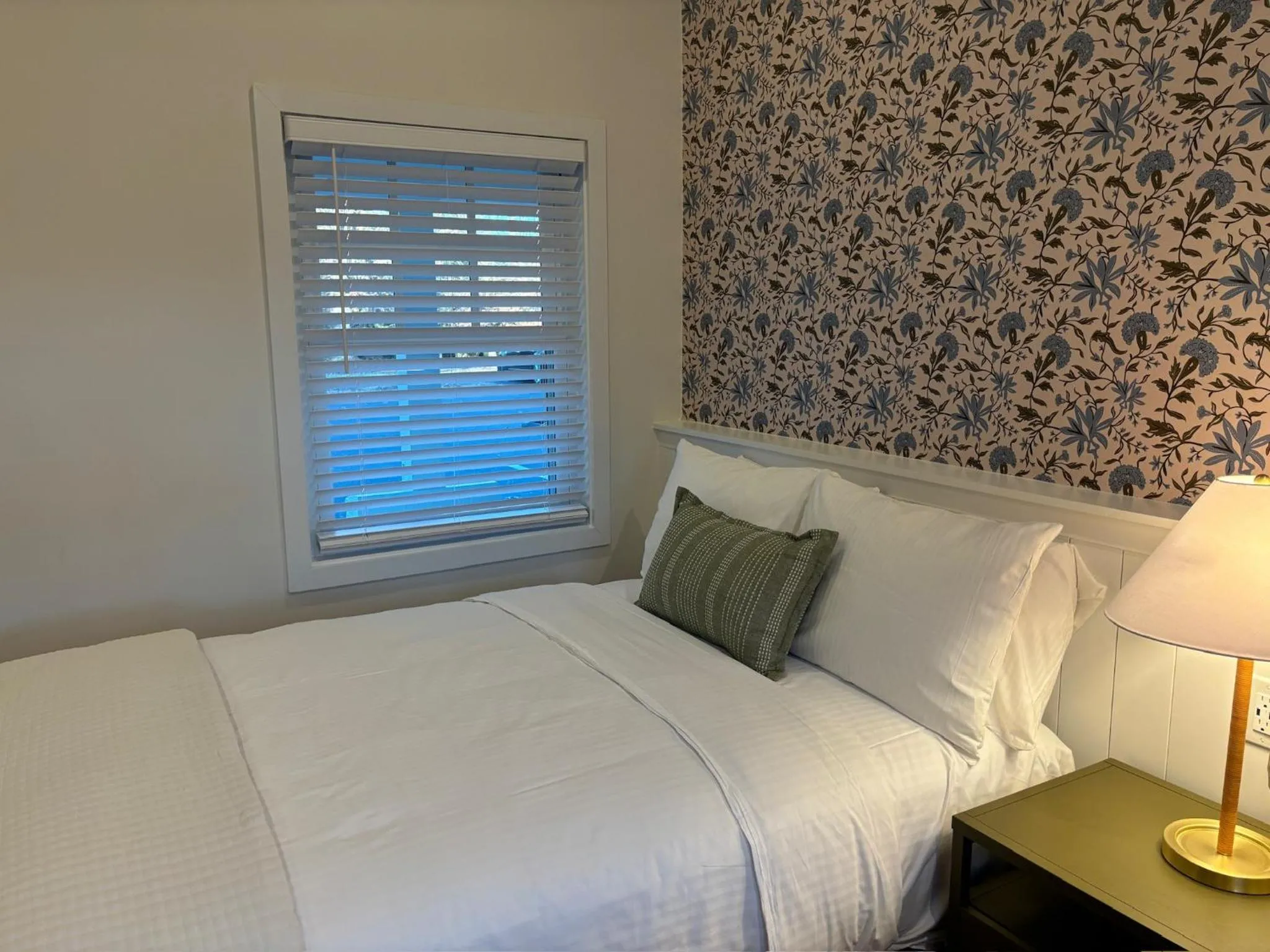 Bed in Rochambeau Roadside Inn