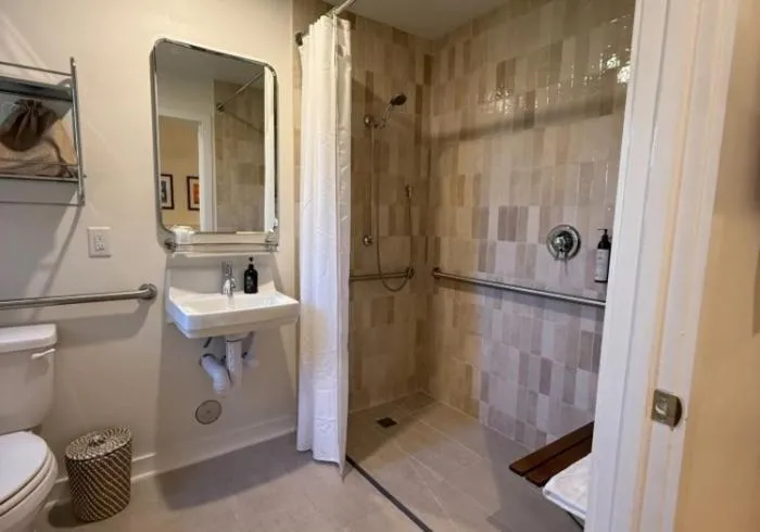 Shower in Rochambeau Roadside Inn