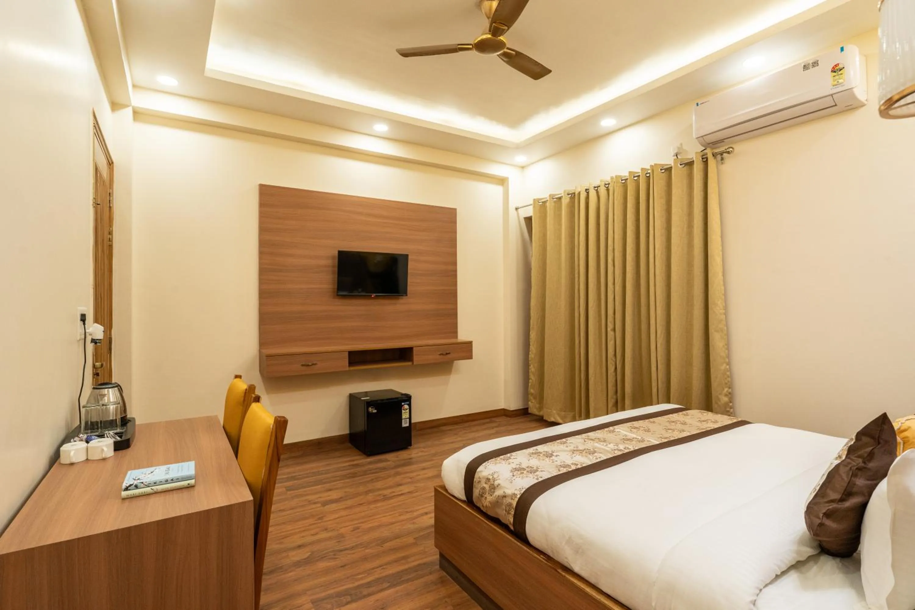 Bed in Lime Tree Hotel & One Bed Room Serviced Apartment Nearby Noida Sector 50 Metro & Medanta Hospital with Party Venue