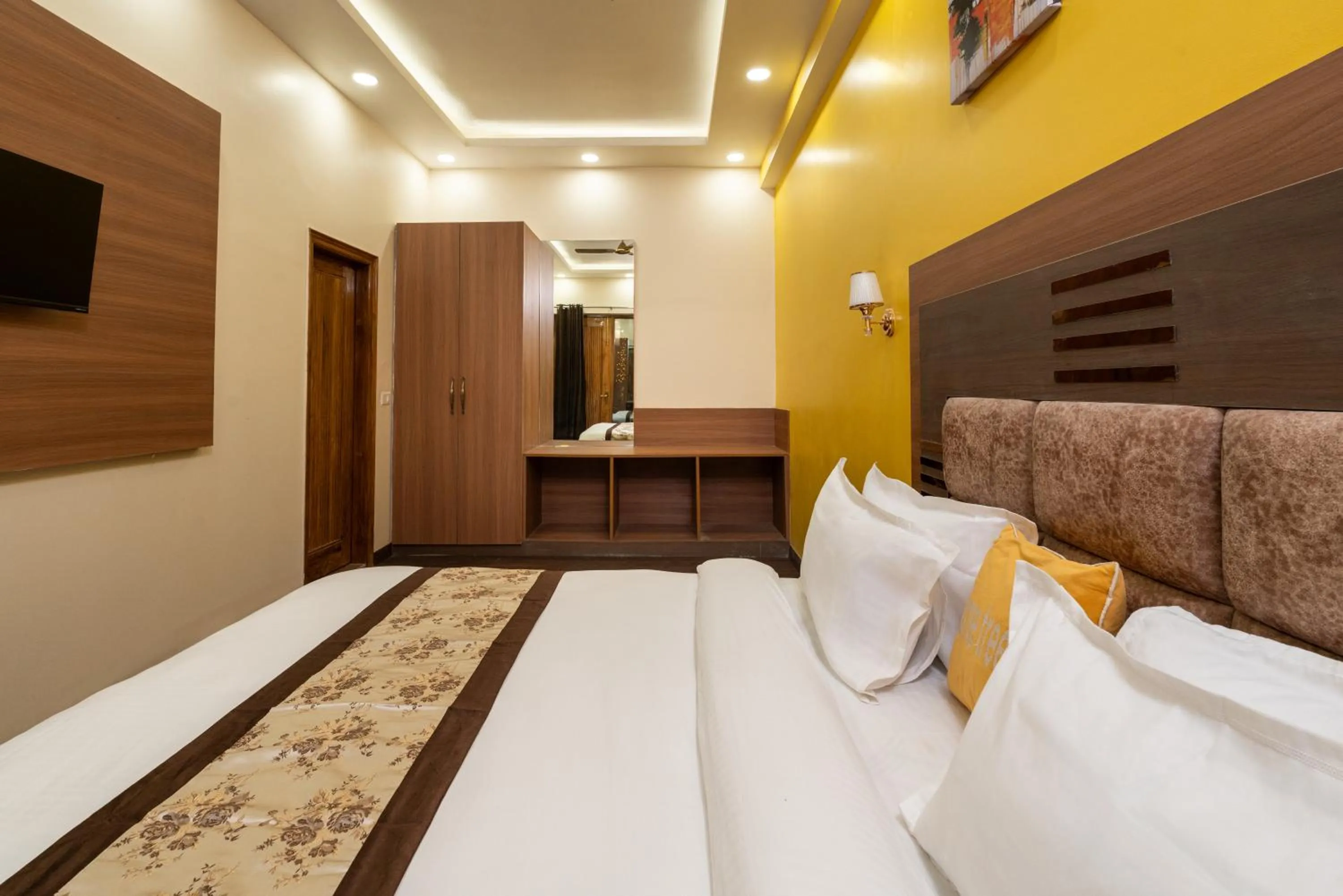 Bed in Lime Tree Hotel & One Bed Room Serviced Apartment Nearby Noida Sector 50 Metro & Medanta Hospital with Party Venue