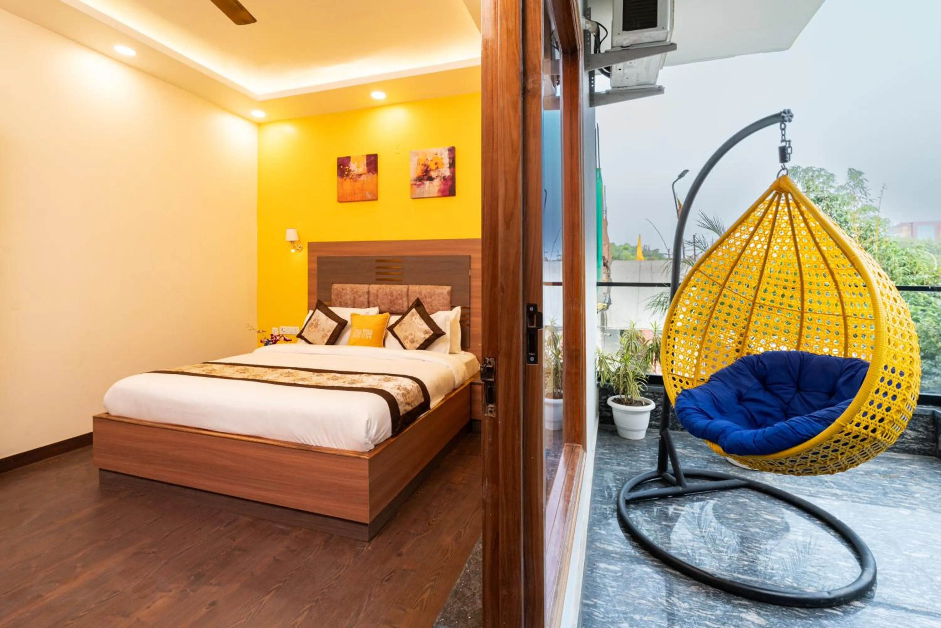 Bed in Lime Tree Hotel & One Bed Room Serviced Apartment Nearby Noida Sector 50 Metro & Medanta Hospital with Party Venue