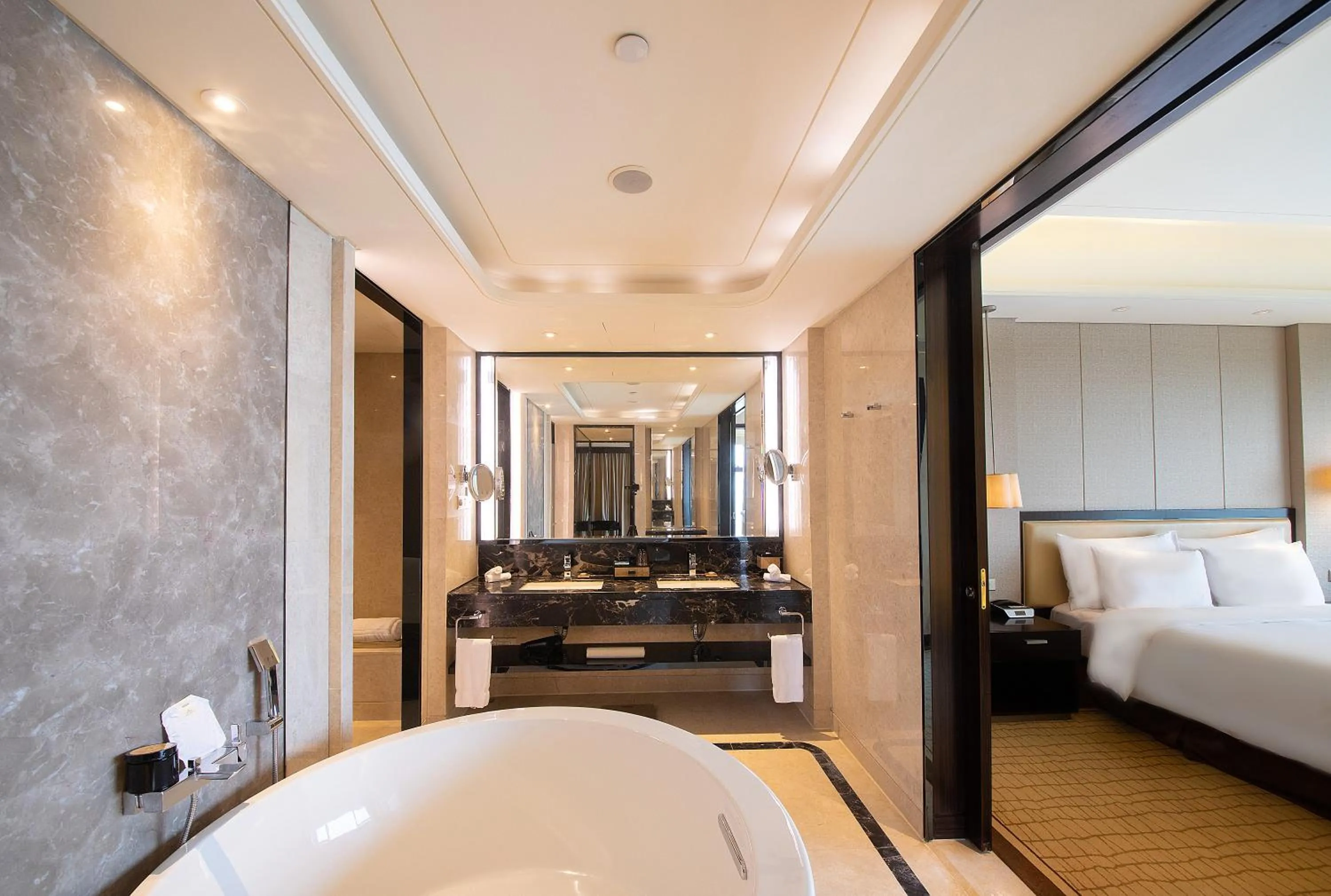 Bathroom, Bed in Junluxe Hotel Guangzhou Zengcheng