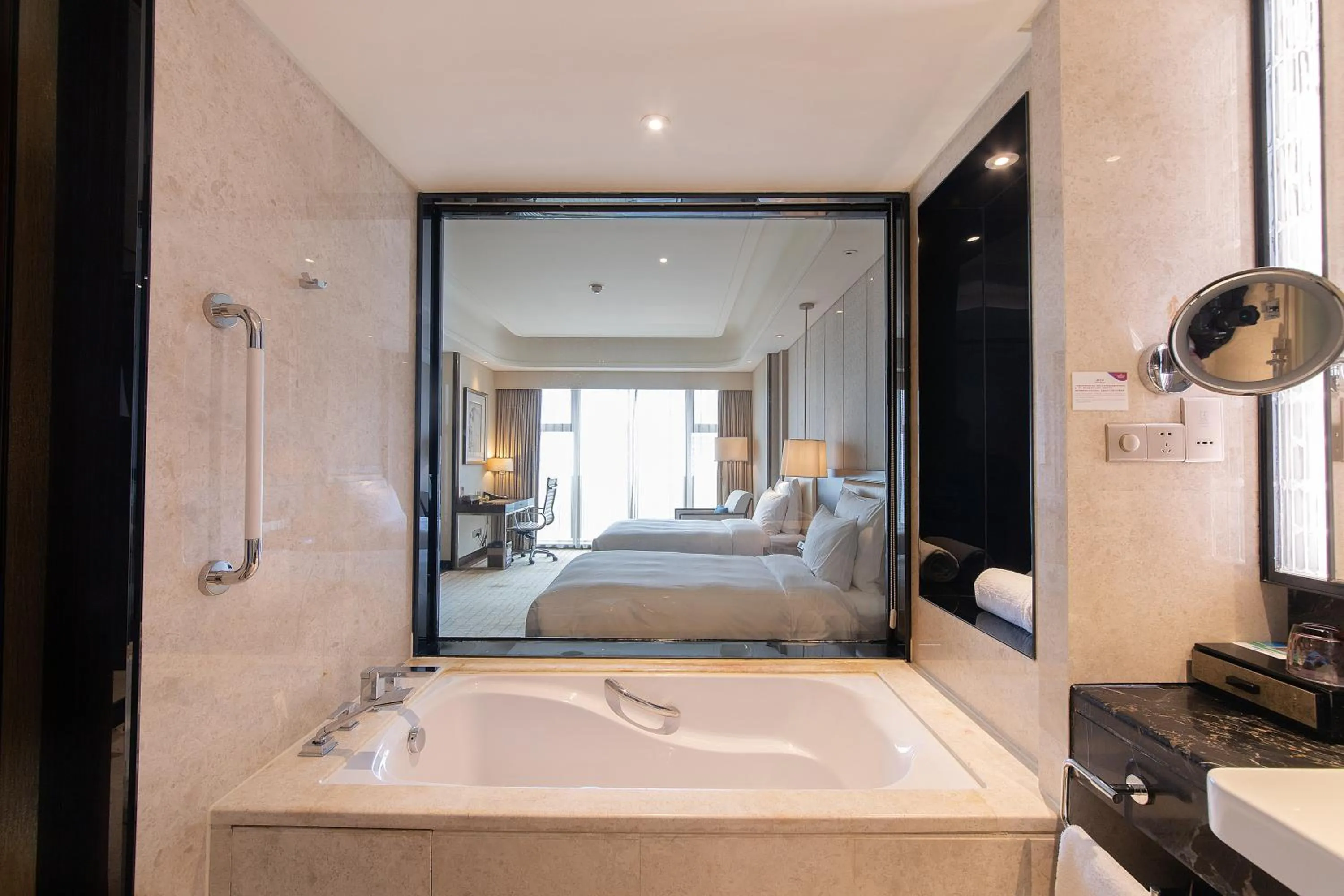 Bathroom, Bed in Junluxe Hotel Guangzhou Zengcheng