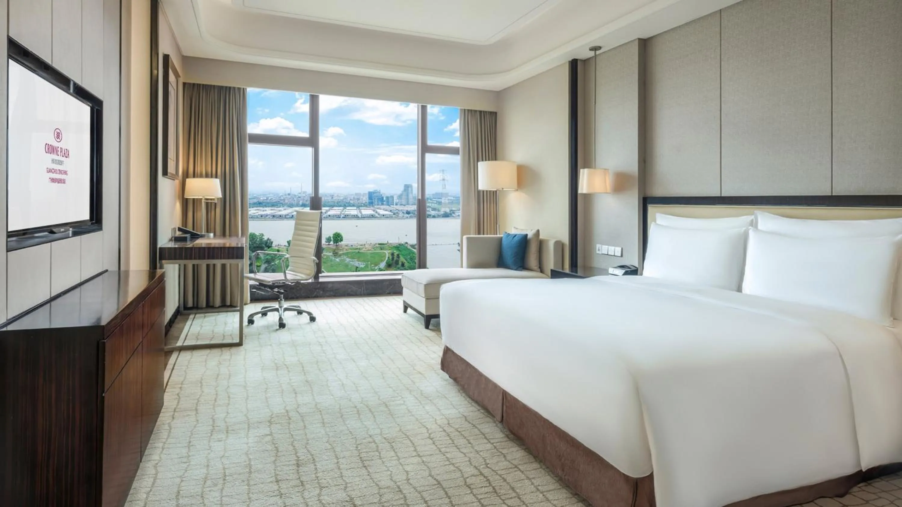 Photo of the whole room, Bed in Crowne Plaza Guangzhou Zengcheng, an IHG Hotel