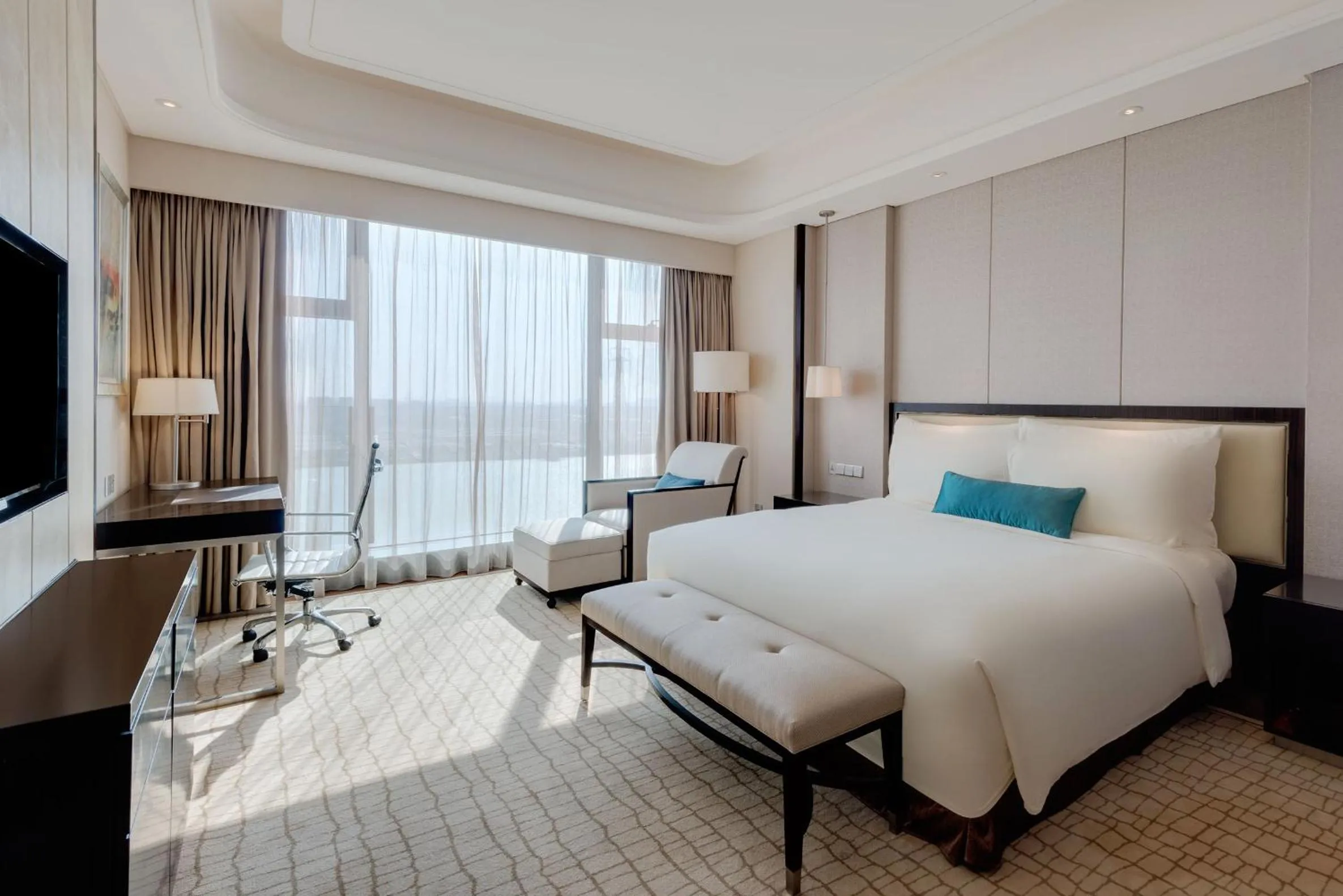 Property building, Bed in Crowne Plaza Guangzhou Zengcheng, an IHG Hotel
