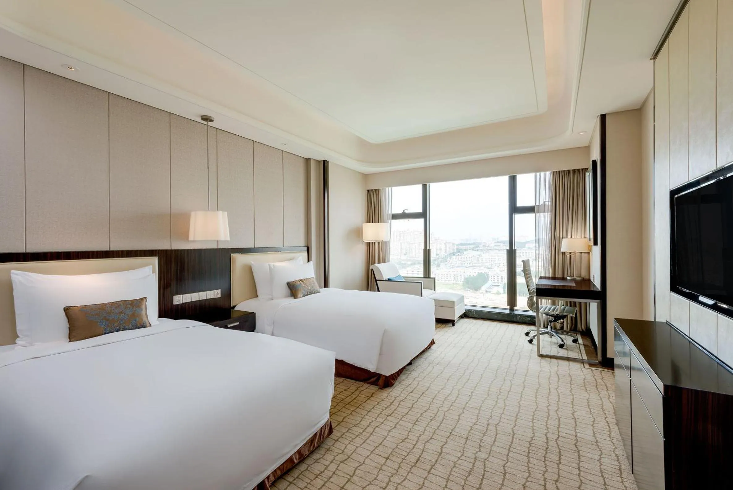 Property building, Bed in Crowne Plaza Guangzhou Zengcheng, an IHG Hotel