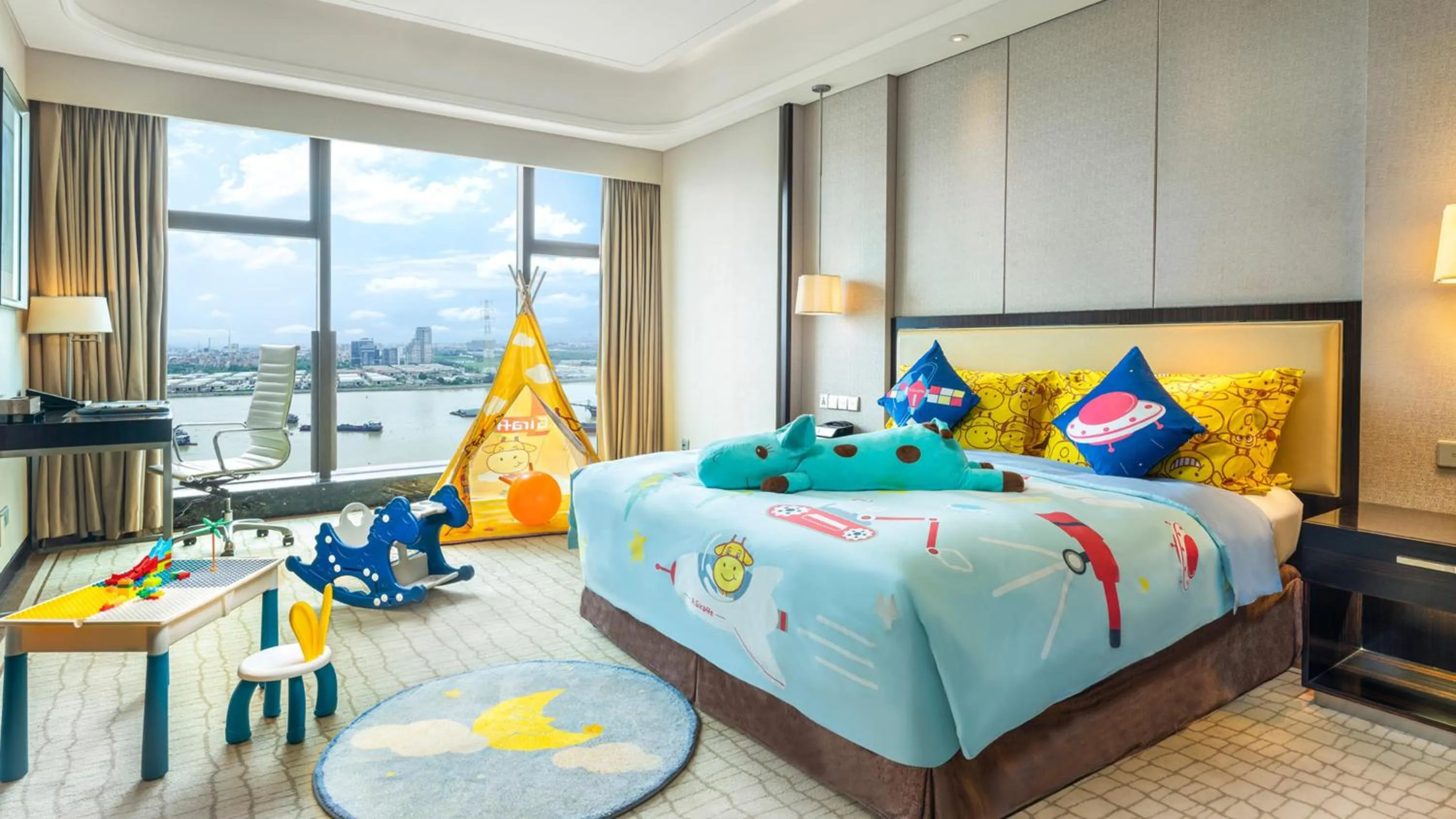 Photo of the whole room, Bed in Crowne Plaza Guangzhou Zengcheng, an IHG Hotel