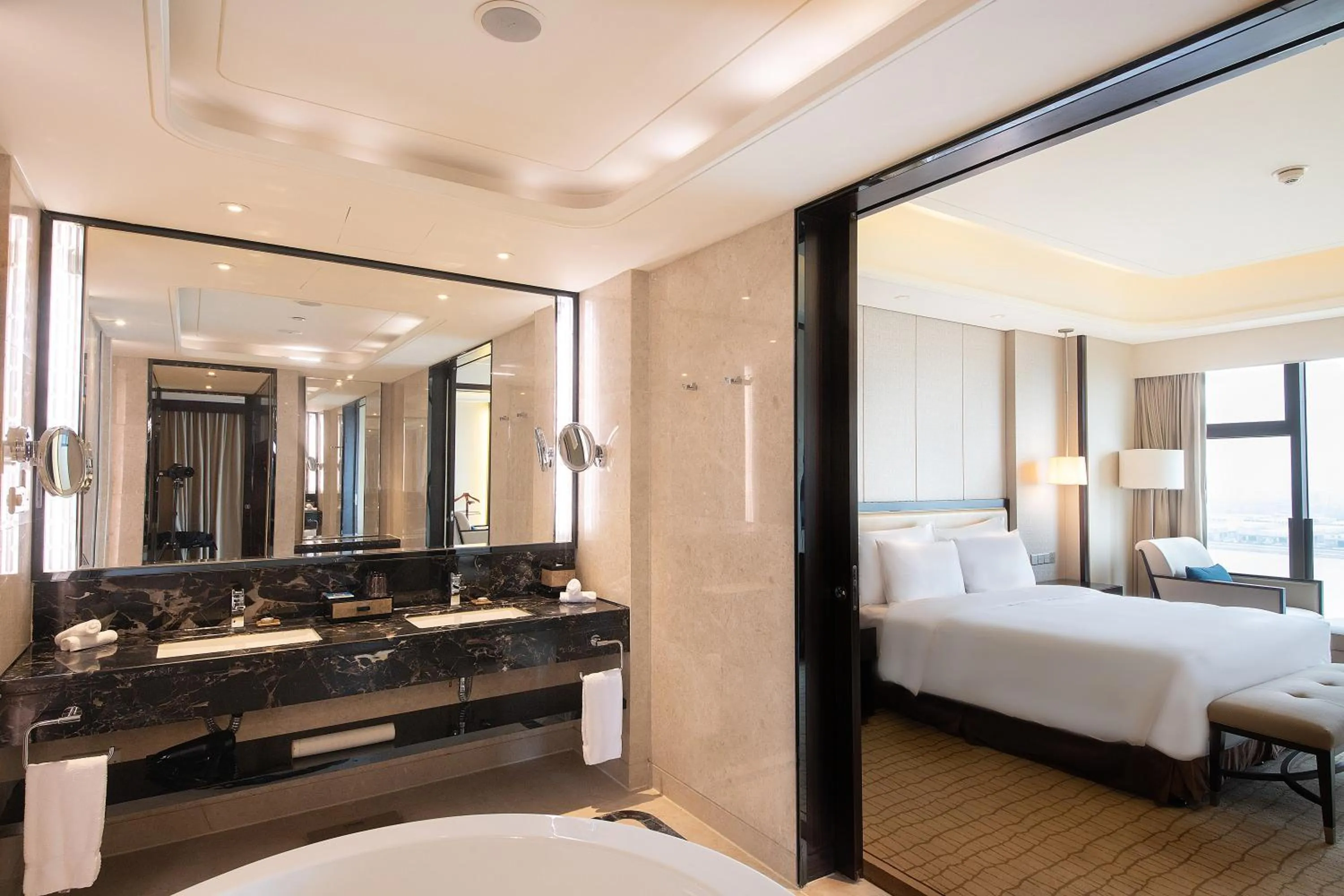 Bathroom, Bed in Junluxe Hotel Guangzhou Zengcheng