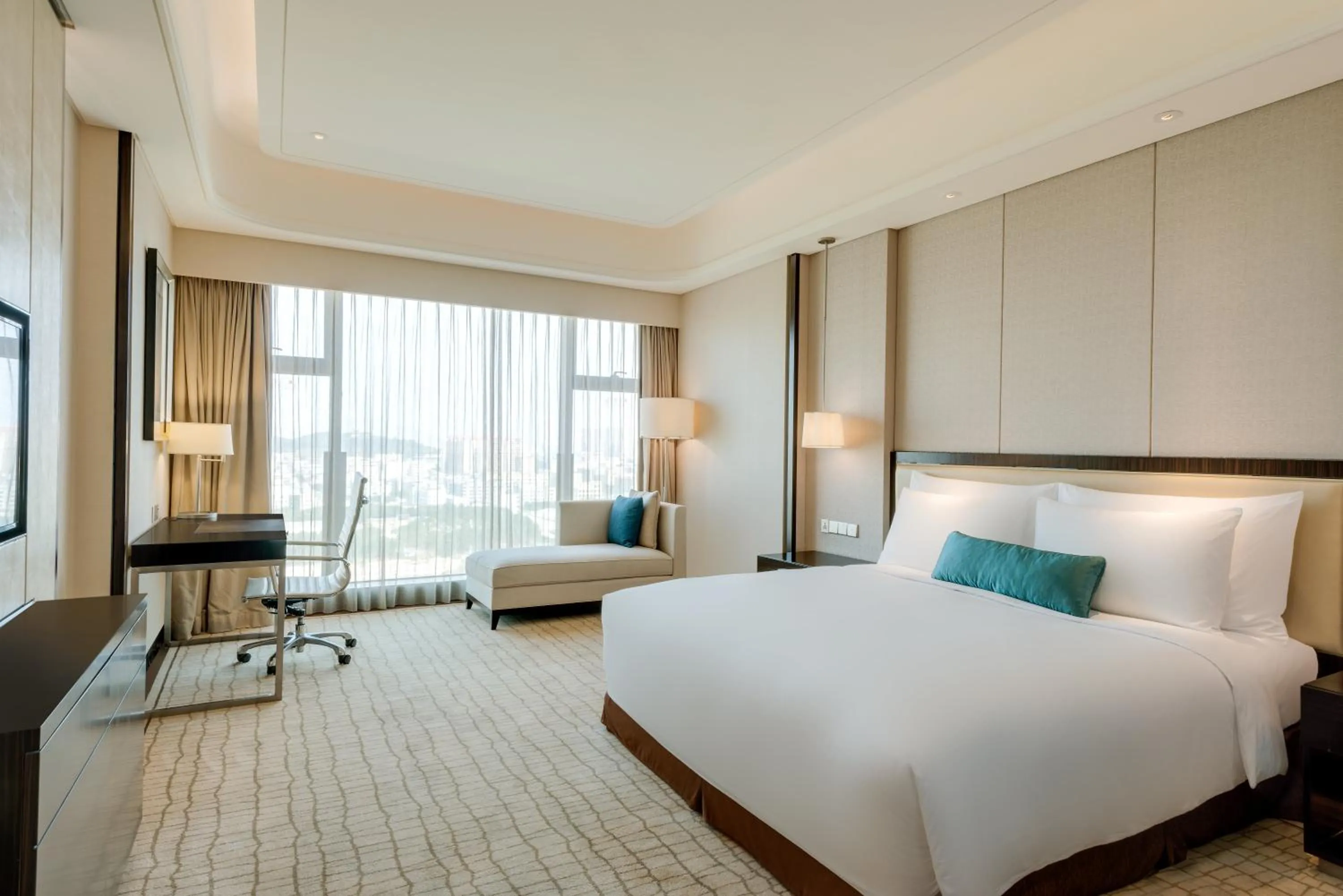 Photo of the whole room, Bed in Crowne Plaza Guangzhou Zengcheng, an IHG Hotel
