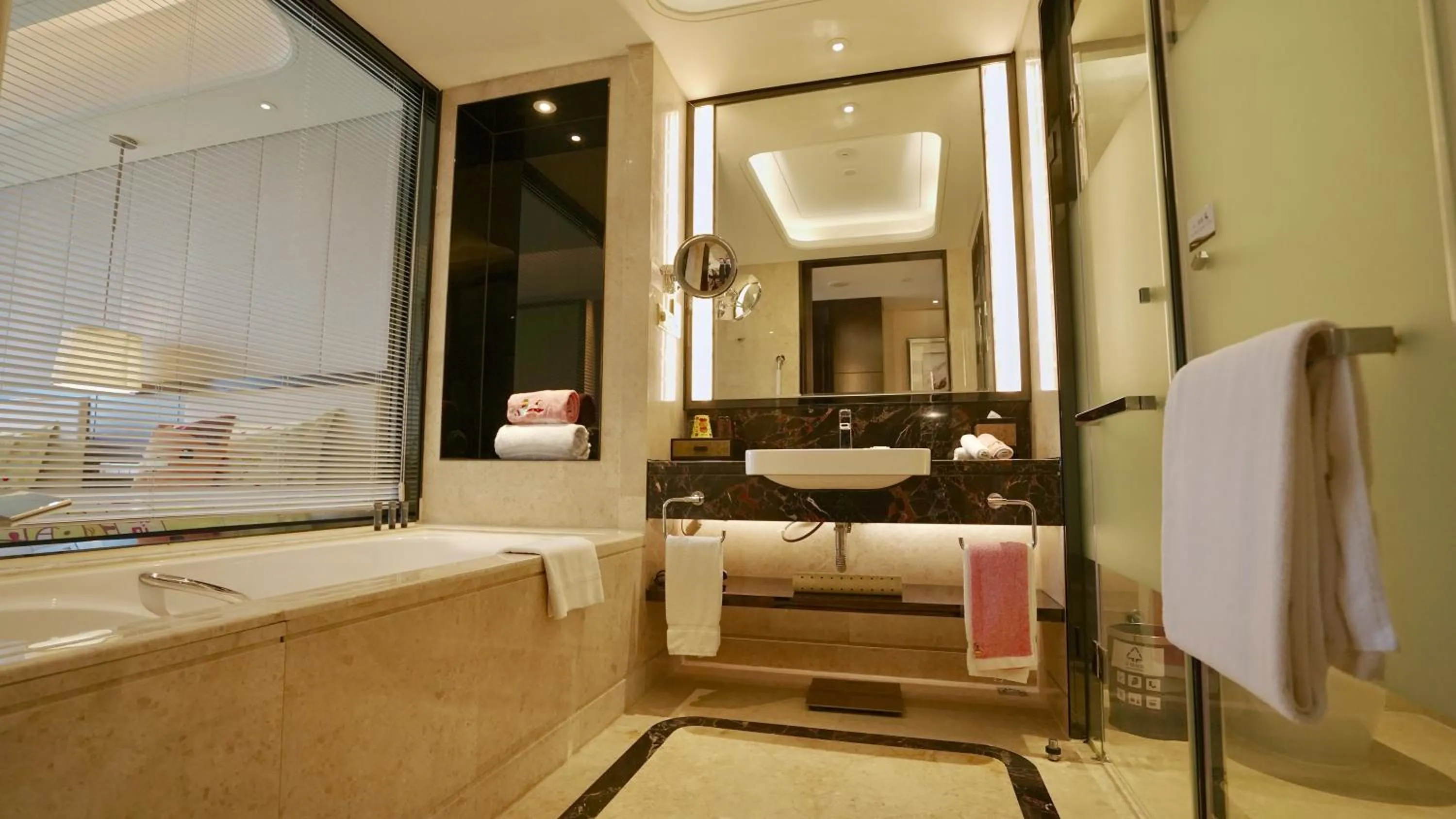 Property building, Bed in Crowne Plaza Guangzhou Zengcheng, an IHG Hotel