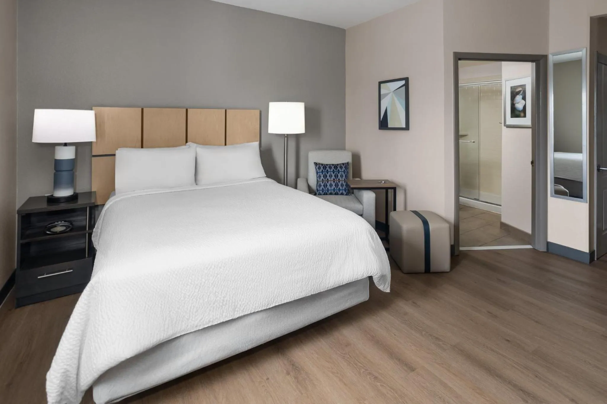 Photo of the whole room, Bed in Candlewood Suites Fort Campbell - Oak Grove by IHG