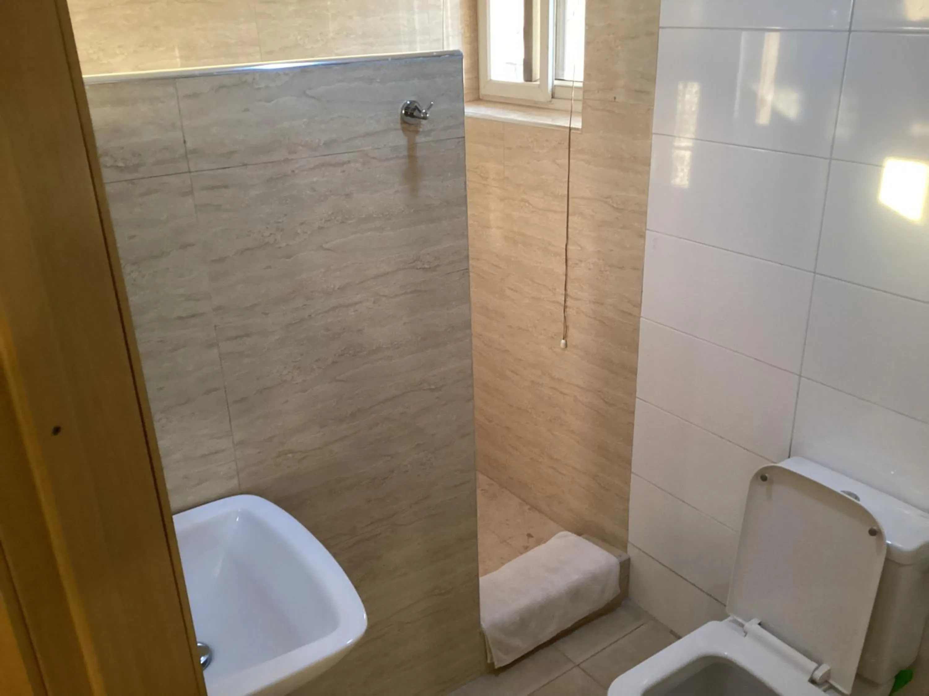 Shower in Adis Hotels Ibadan