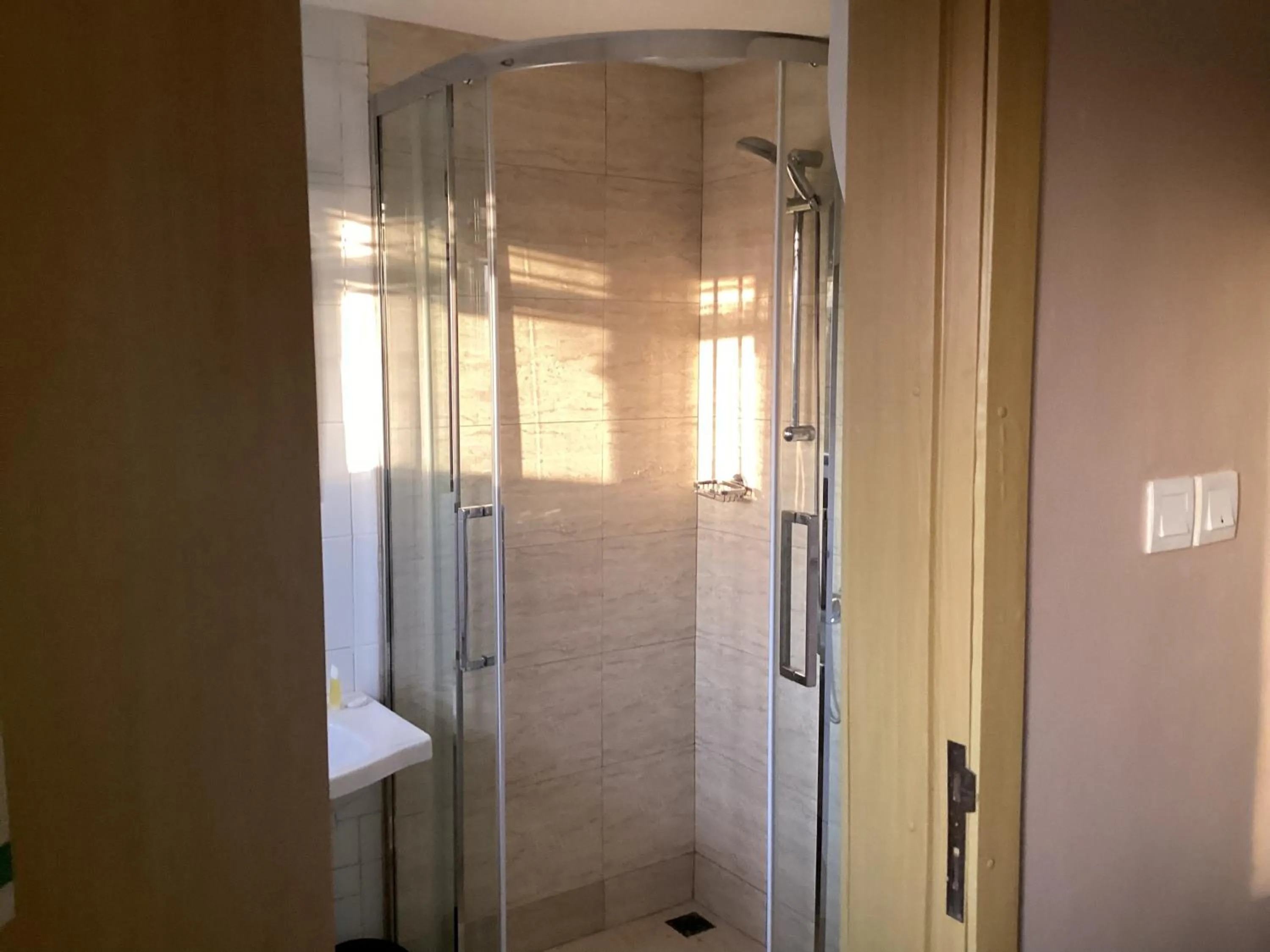 Shower in Adis Hotels Ibadan