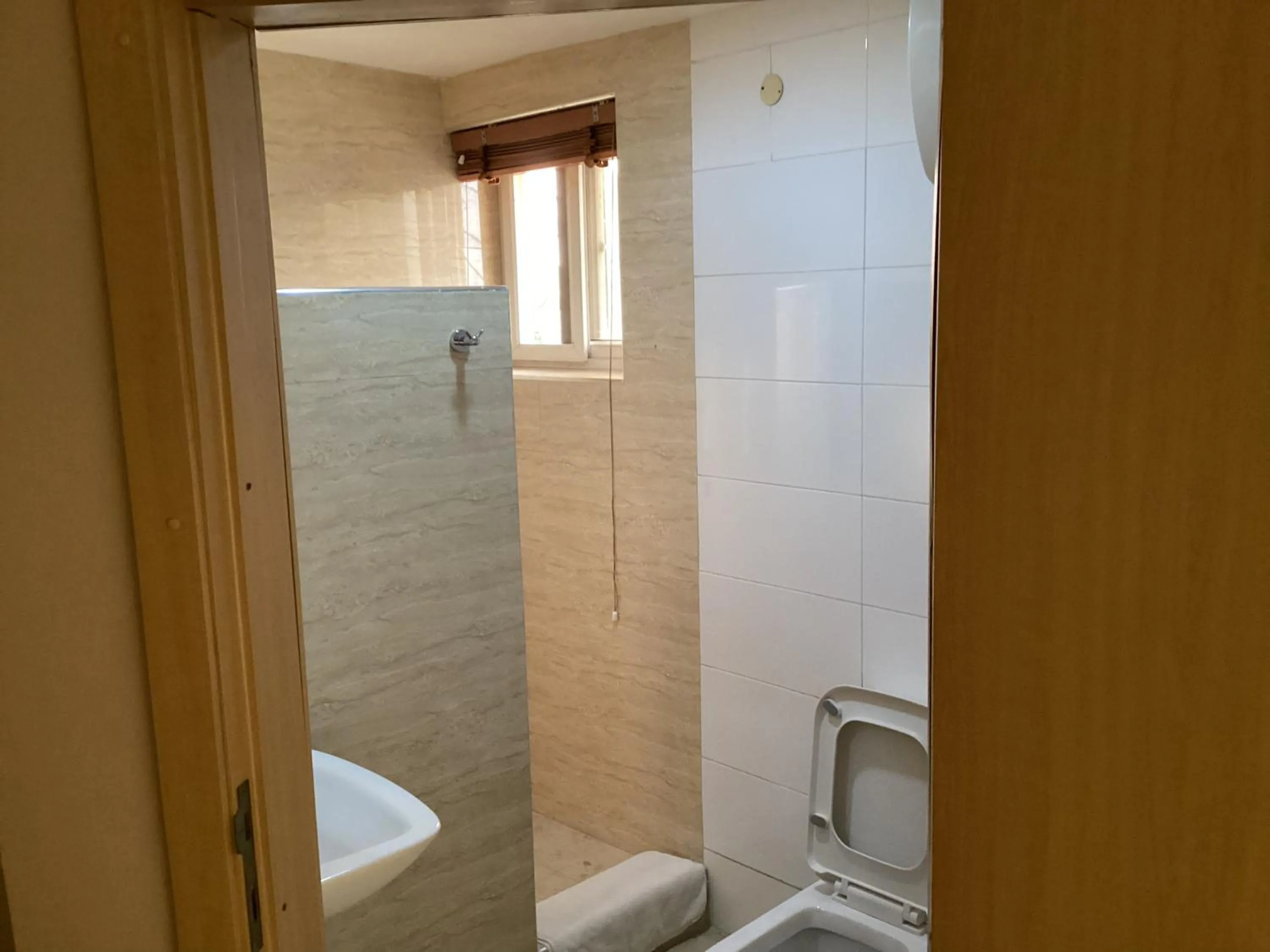 Shower in Adis Hotels Ibadan