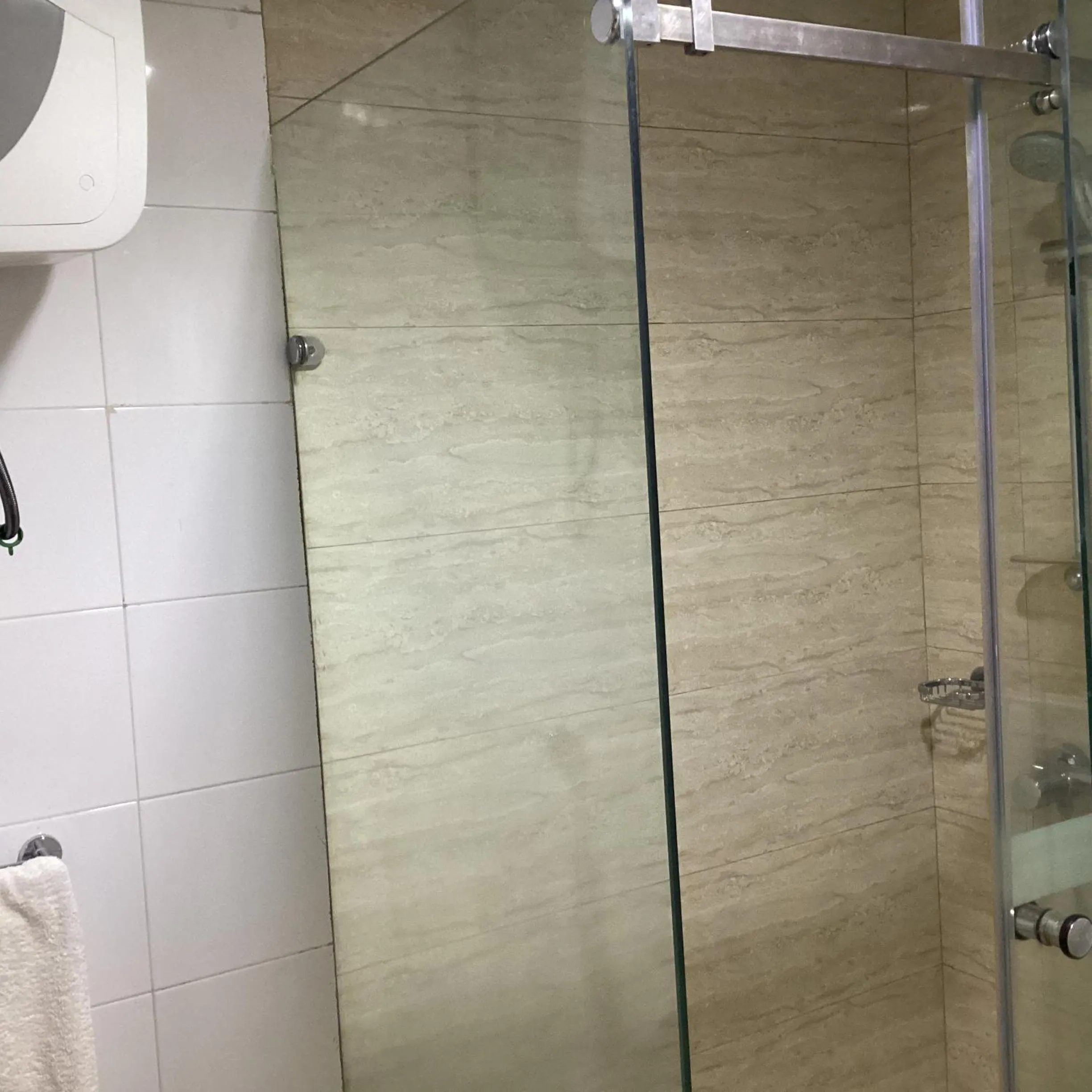 Shower in Adis Hotels Ibadan