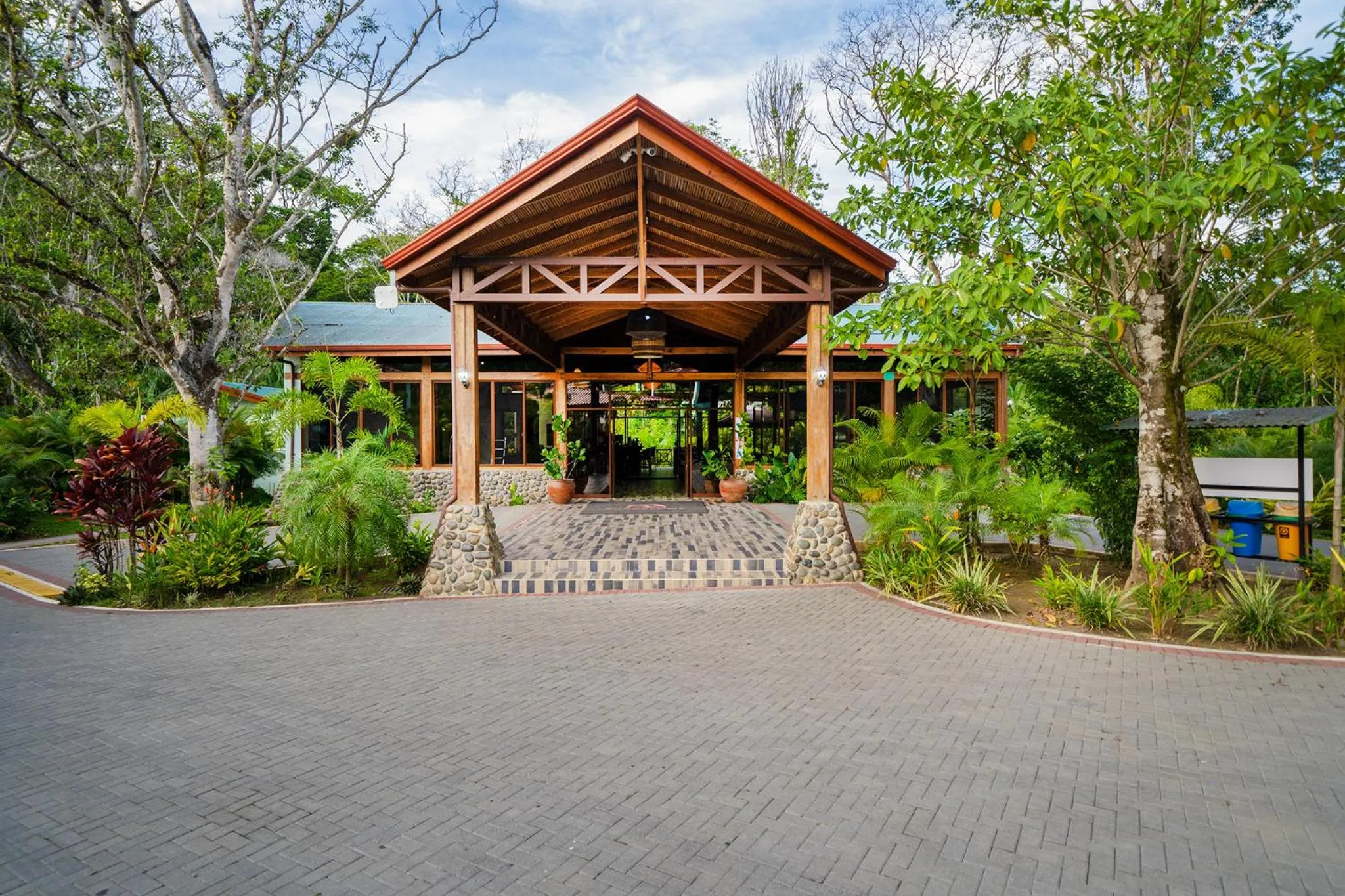 Facade/entrance in Bungalows Beachfront Hotel