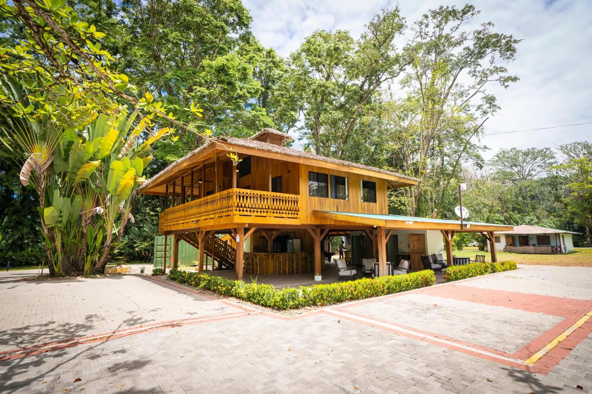 Parking in Bungalows Beachfront Hotel