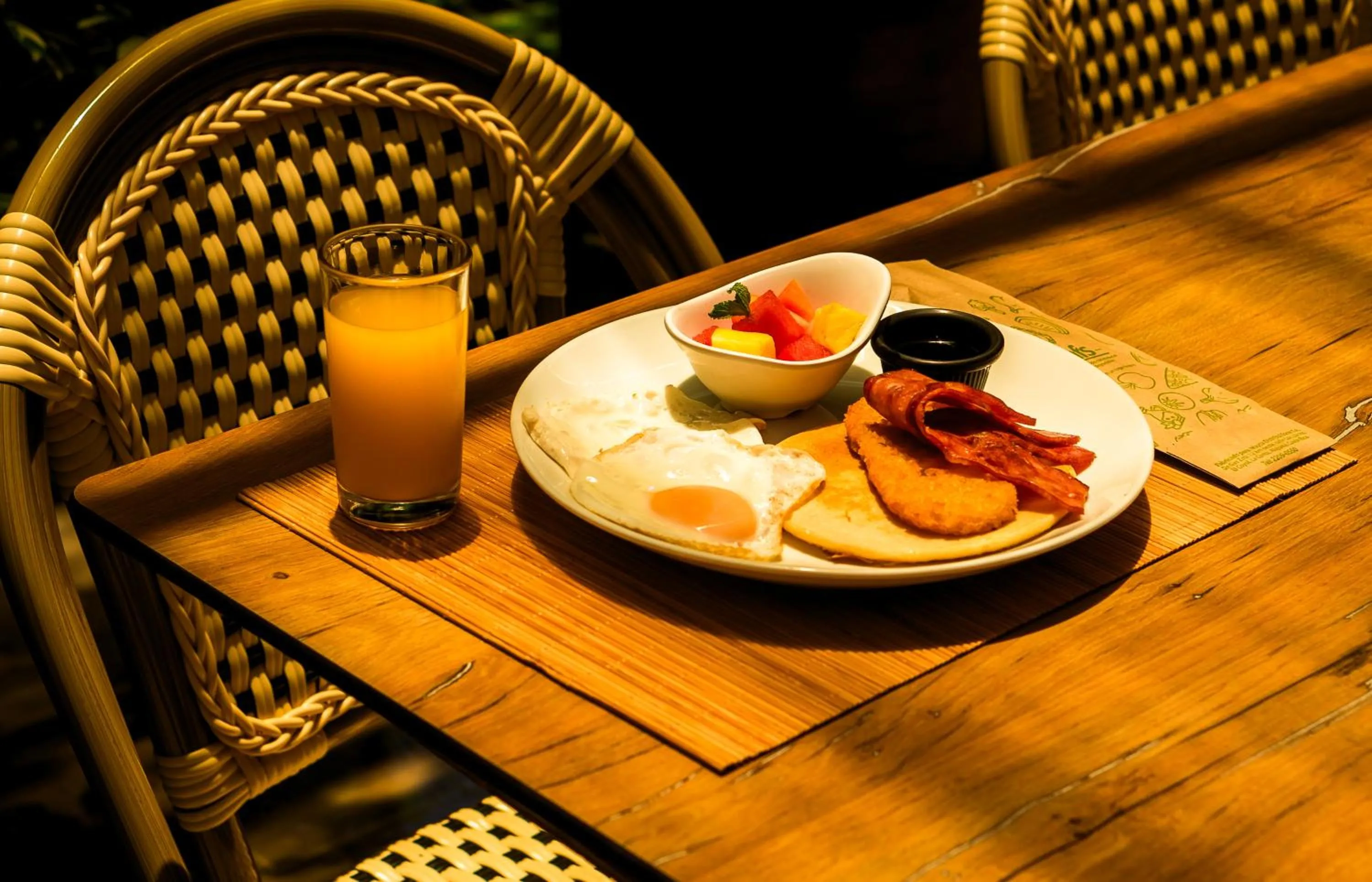 American breakfast in Bungalows Beachfront Hotel