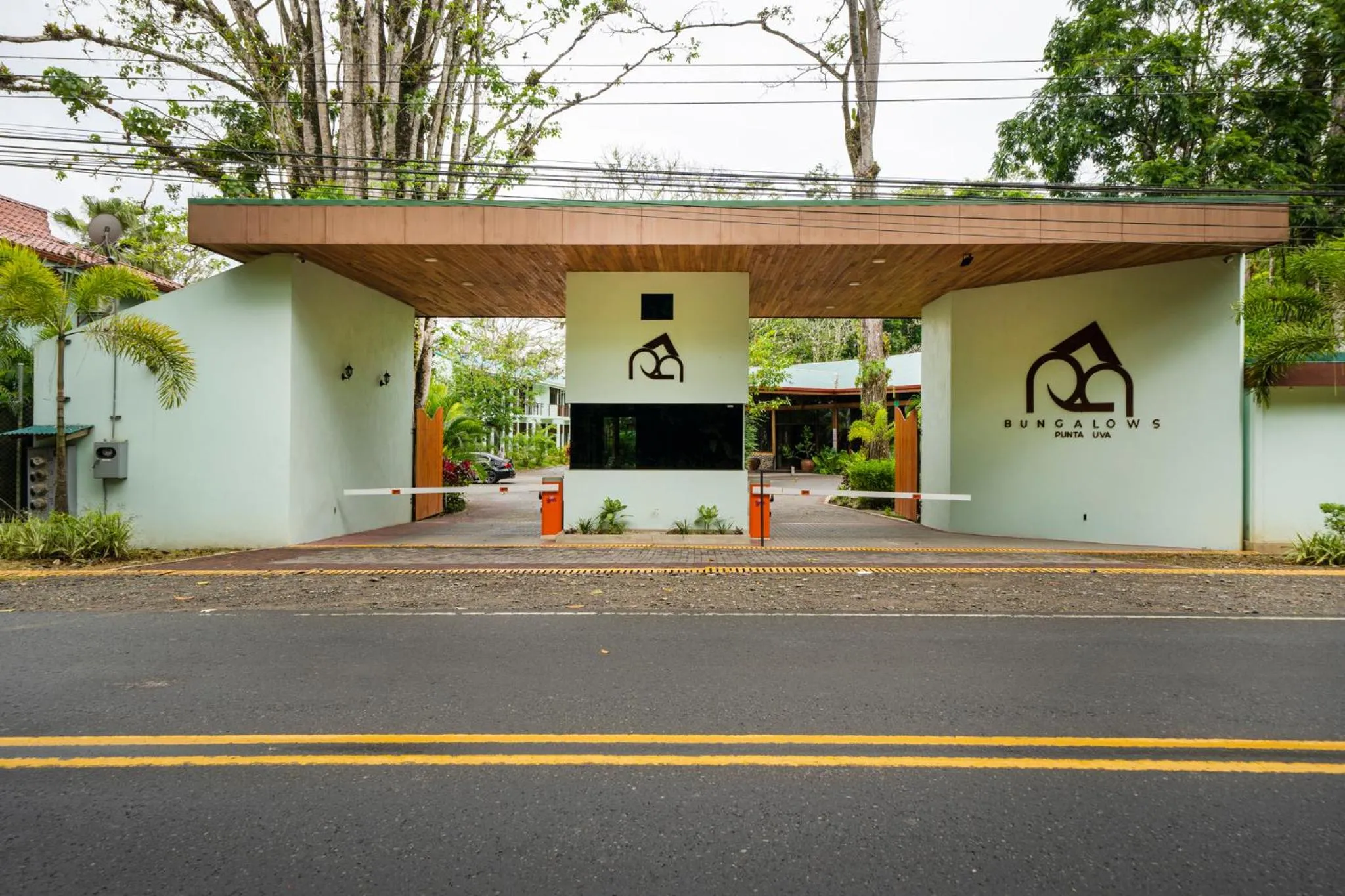 Facade/entrance in Bungalows Beachfront Hotel