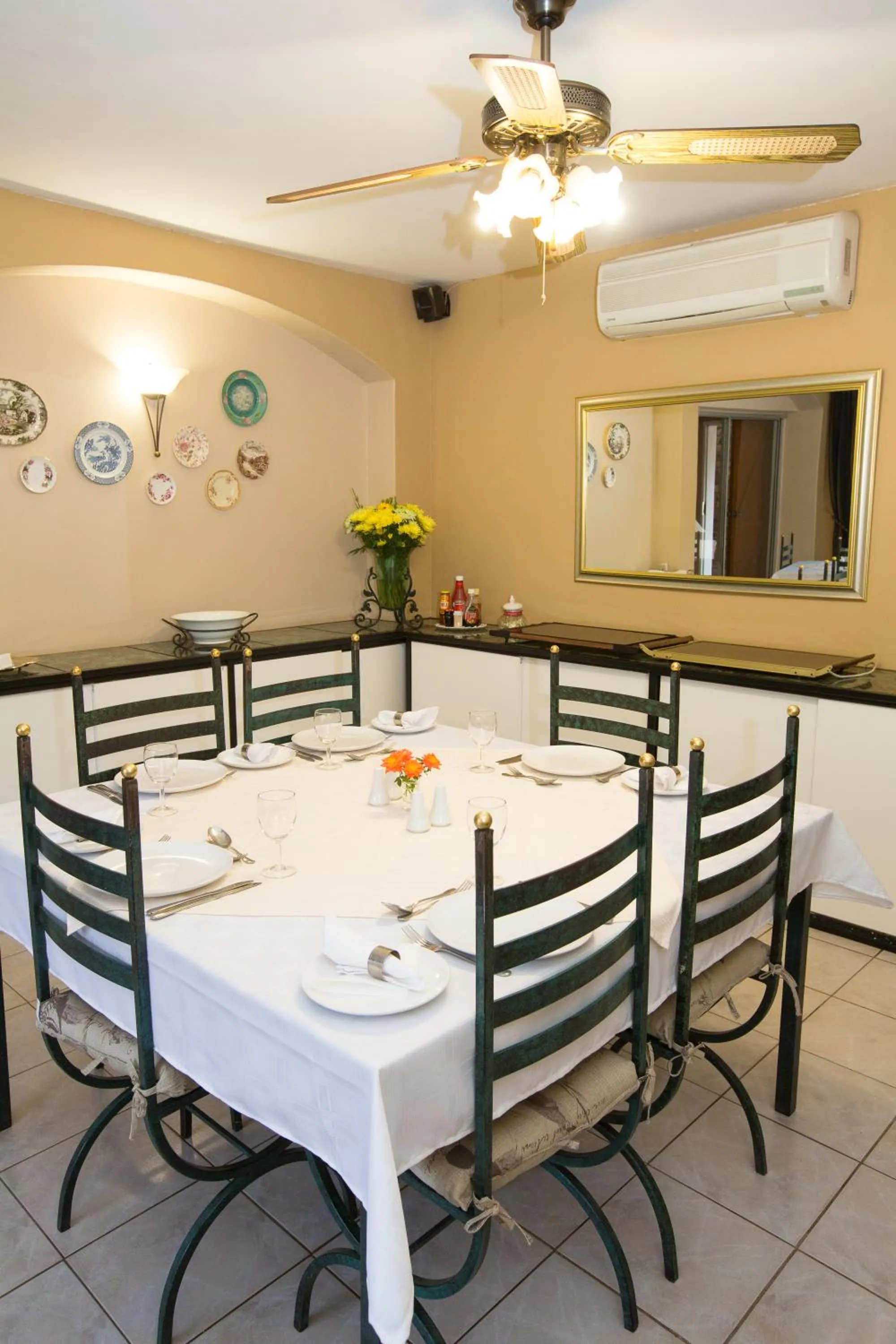 Restaurant/places to eat in Loerie Guesthouse