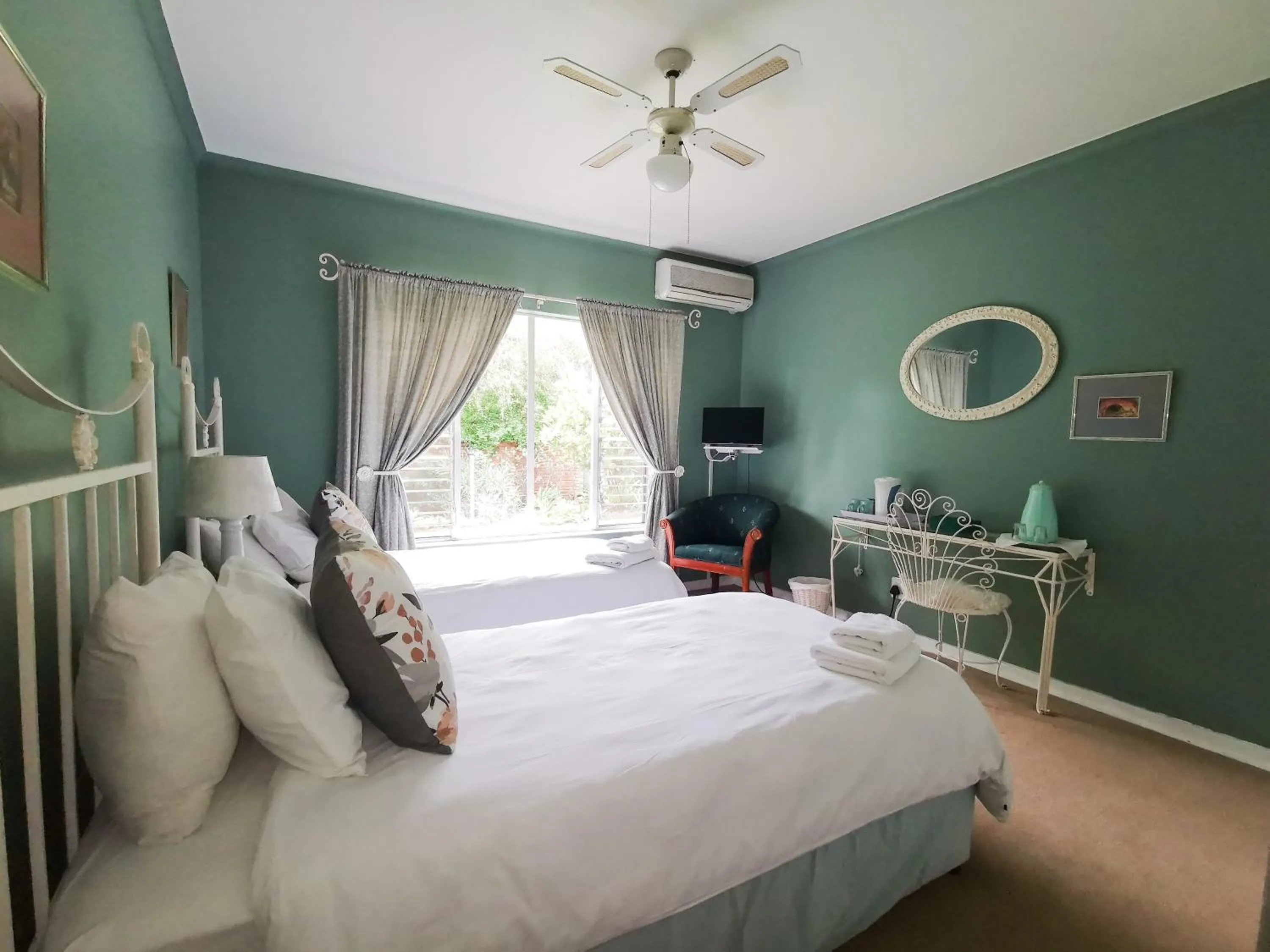 Bedroom, Bed in Loerie Guesthouse