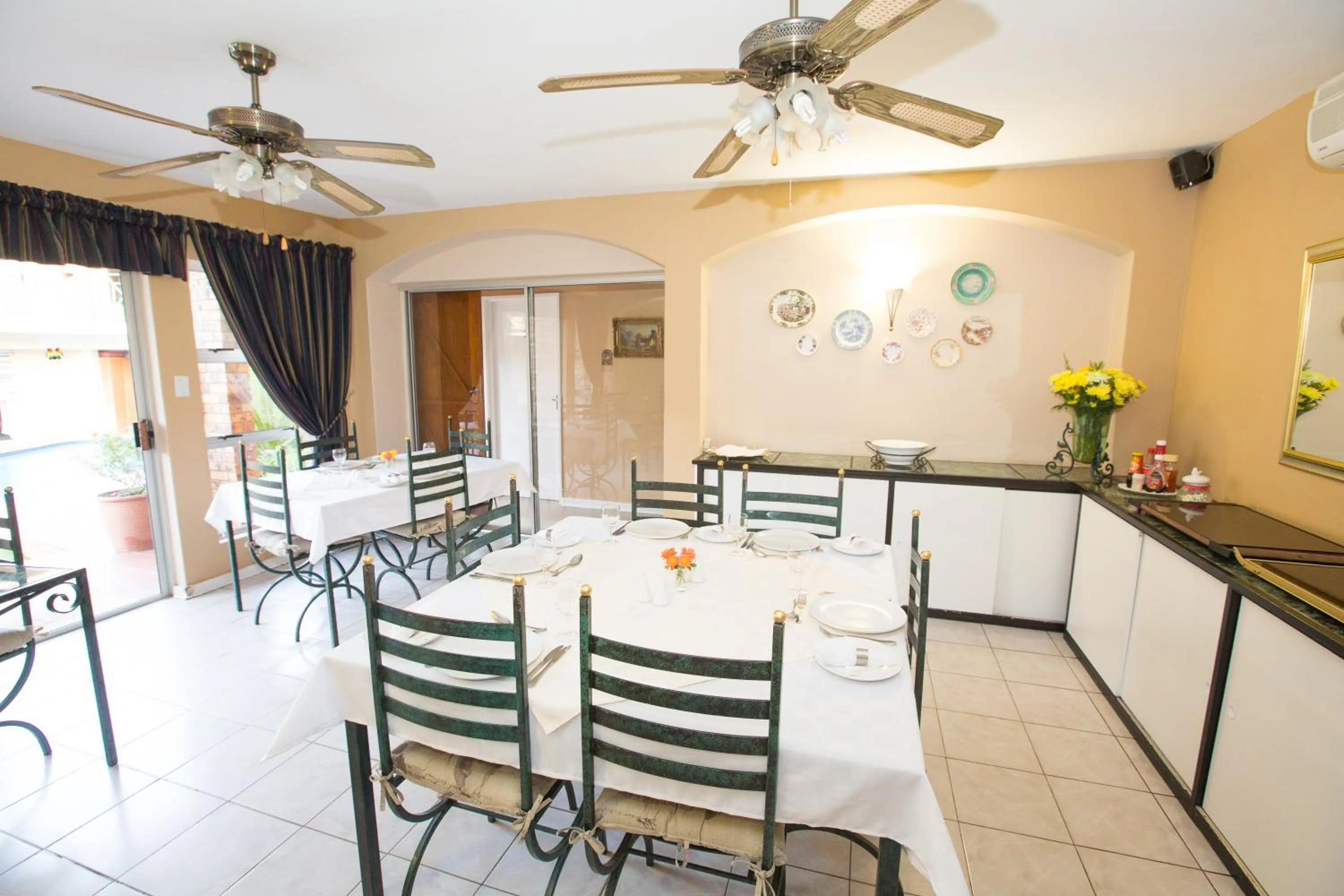 Dining area in Loerie Guesthouse