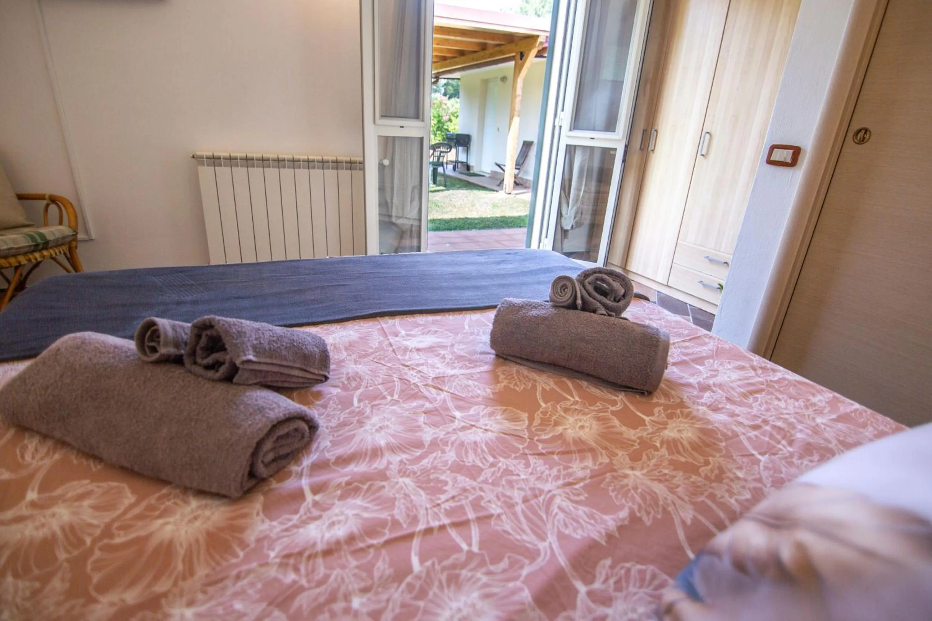 Bed in Villa LA CESA & Villino LA CASETTA Holiday Houses CON JACUZZI