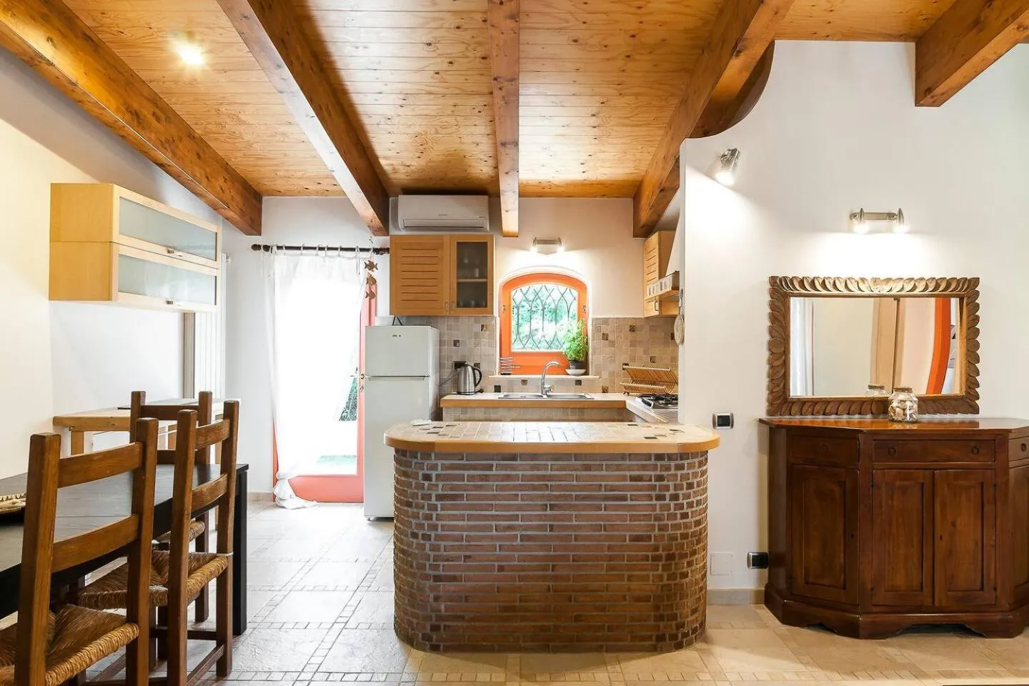 Kitchen or kitchenette in Villa LA CESA & Villino LA CASETTA Holiday Houses CON JACUZZI