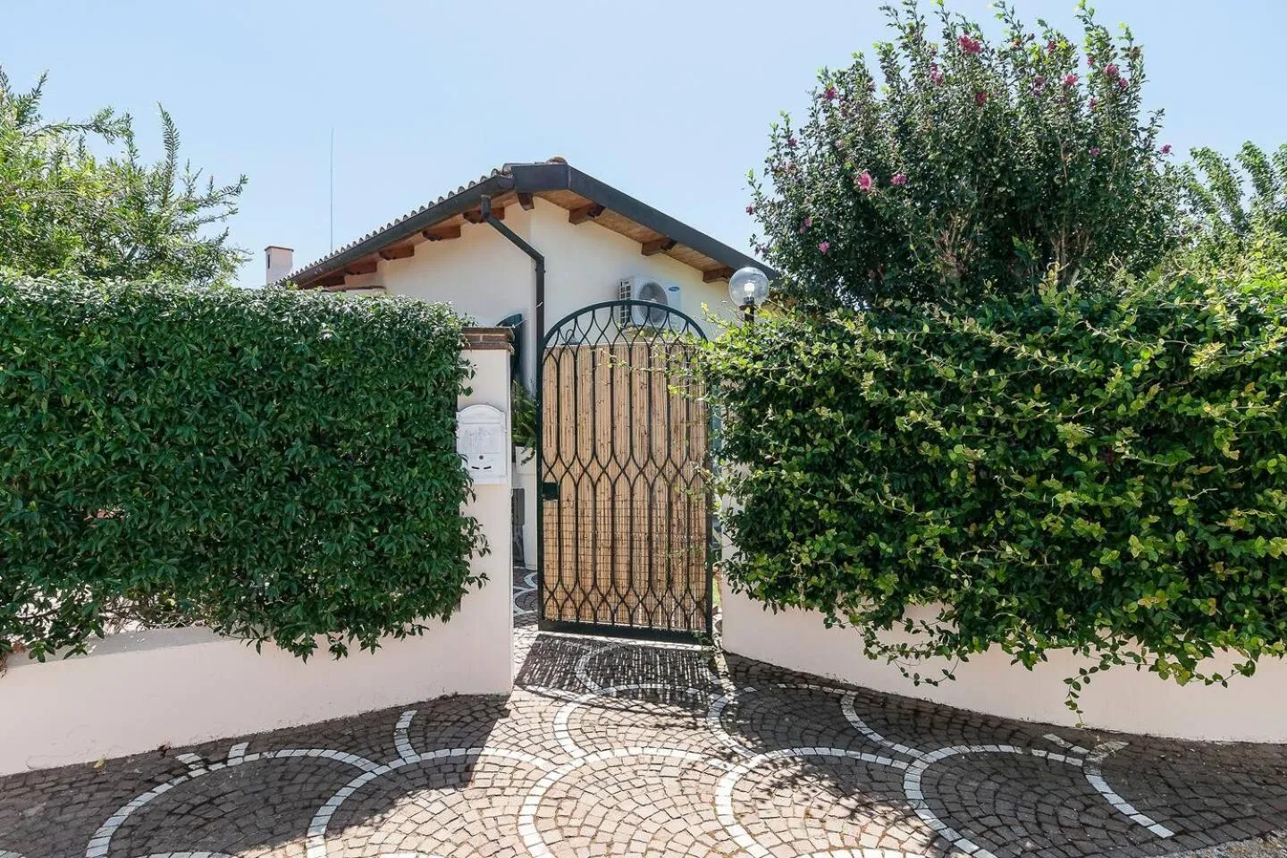 Property building in Villa LA CESA & Villino LA CASETTA Holiday Houses CON JACUZZI