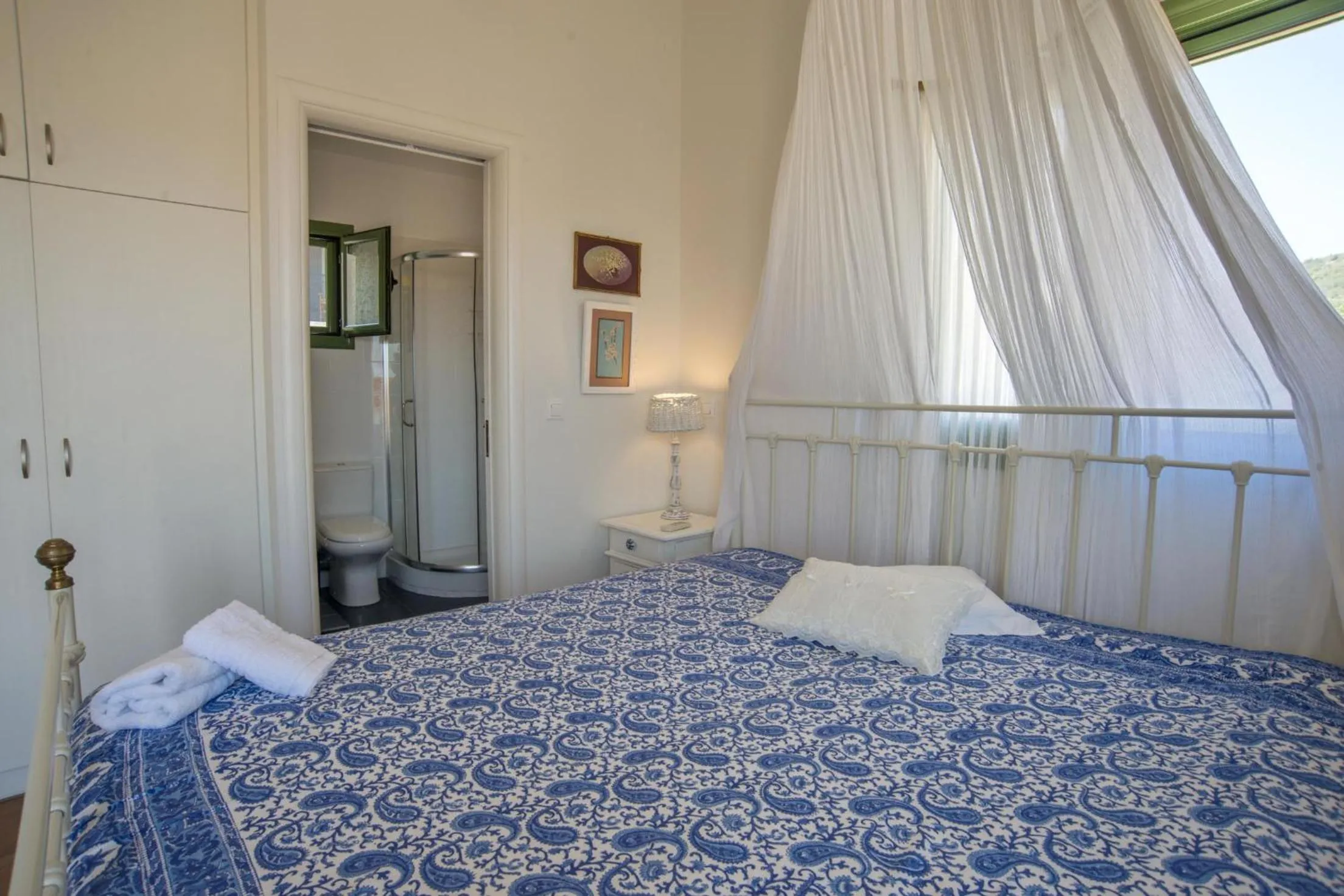 Shower, Bed in Avra