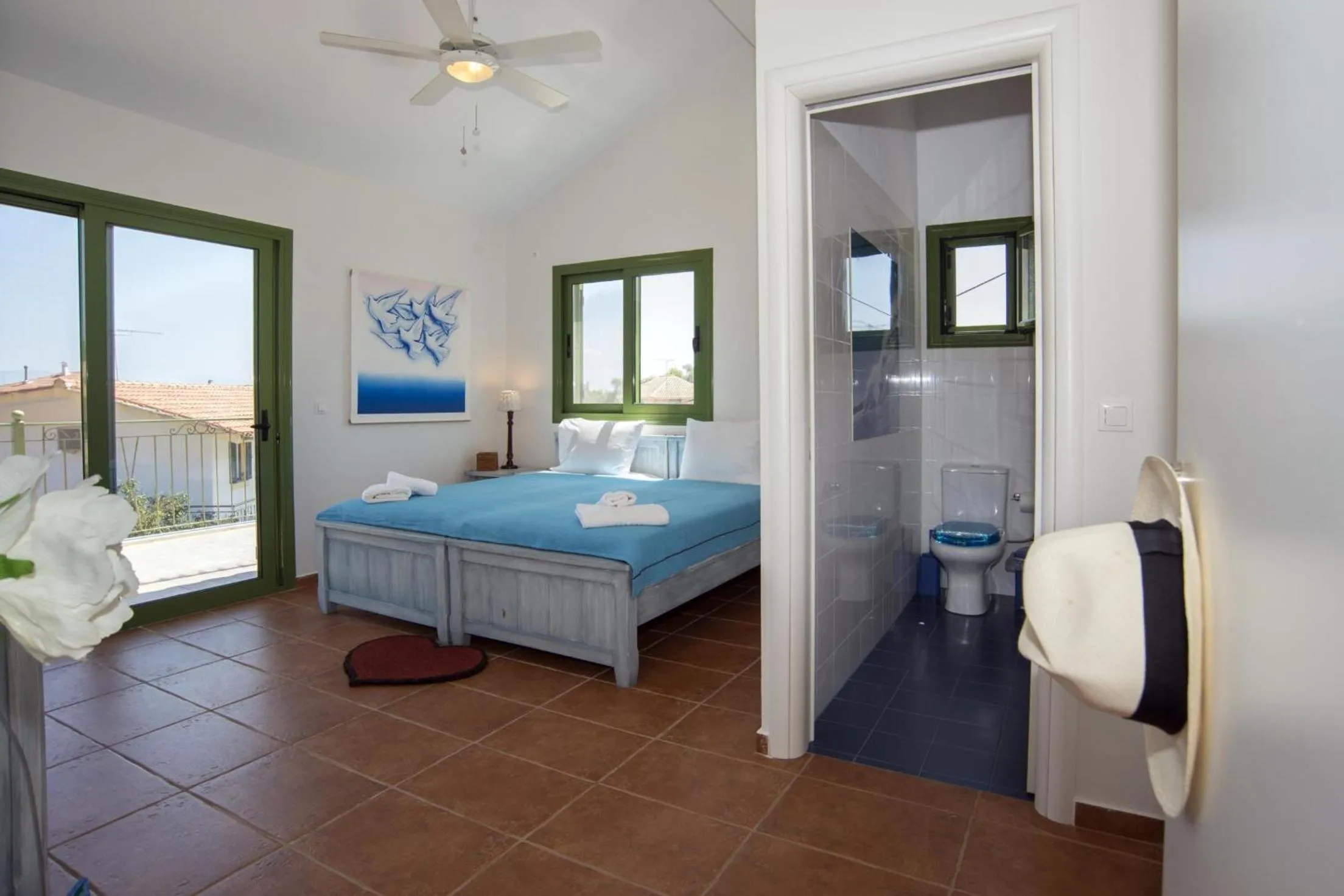 Shower, Bed in Avra