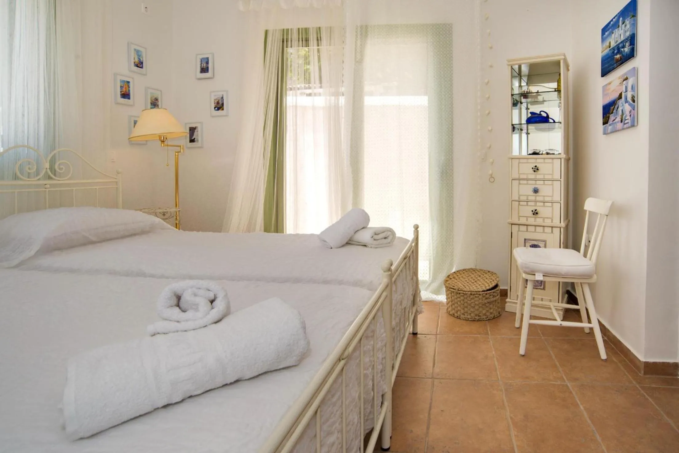 Shower, Bed in Avra