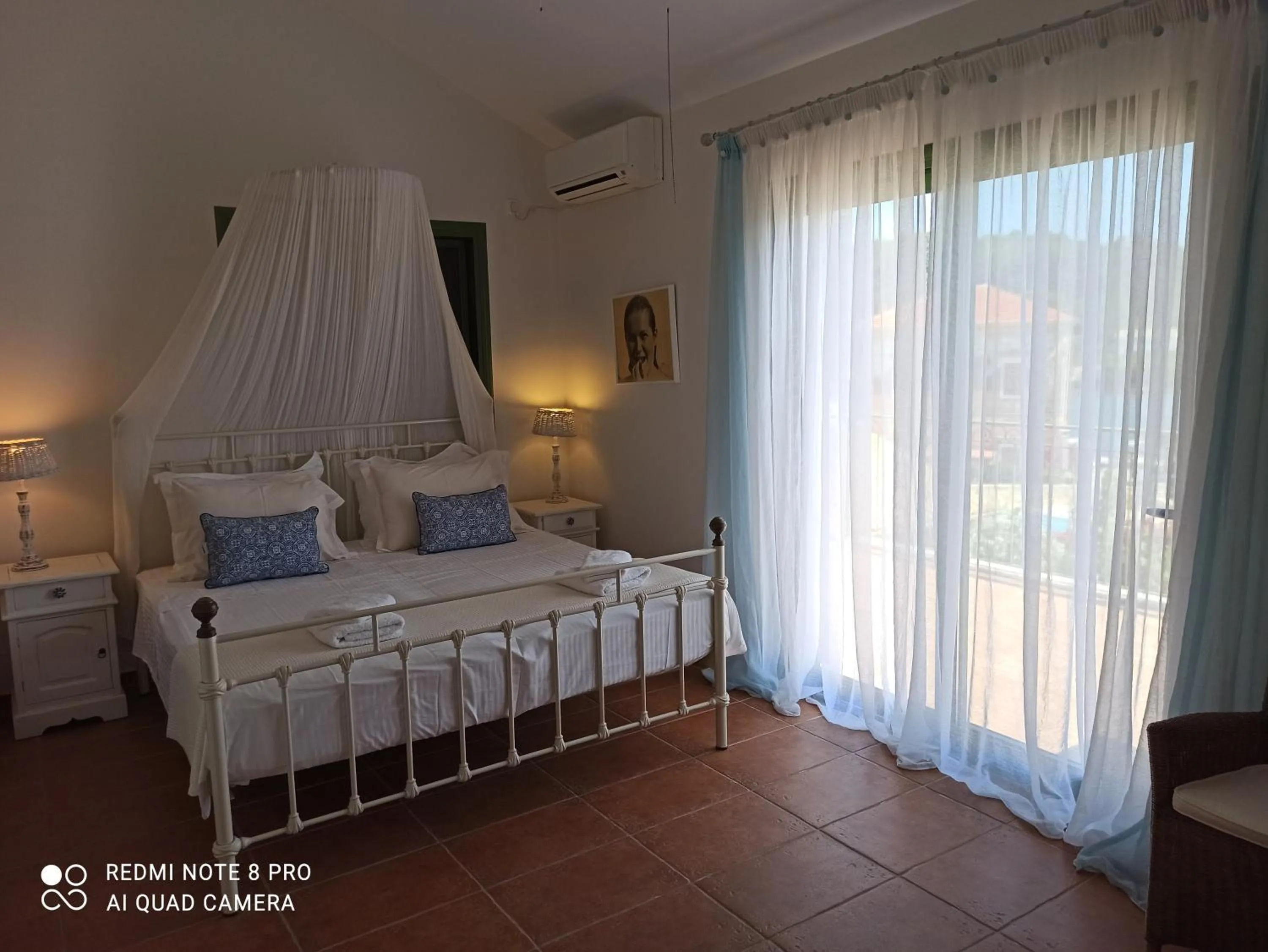 Photo of the whole room, Bed in Avra