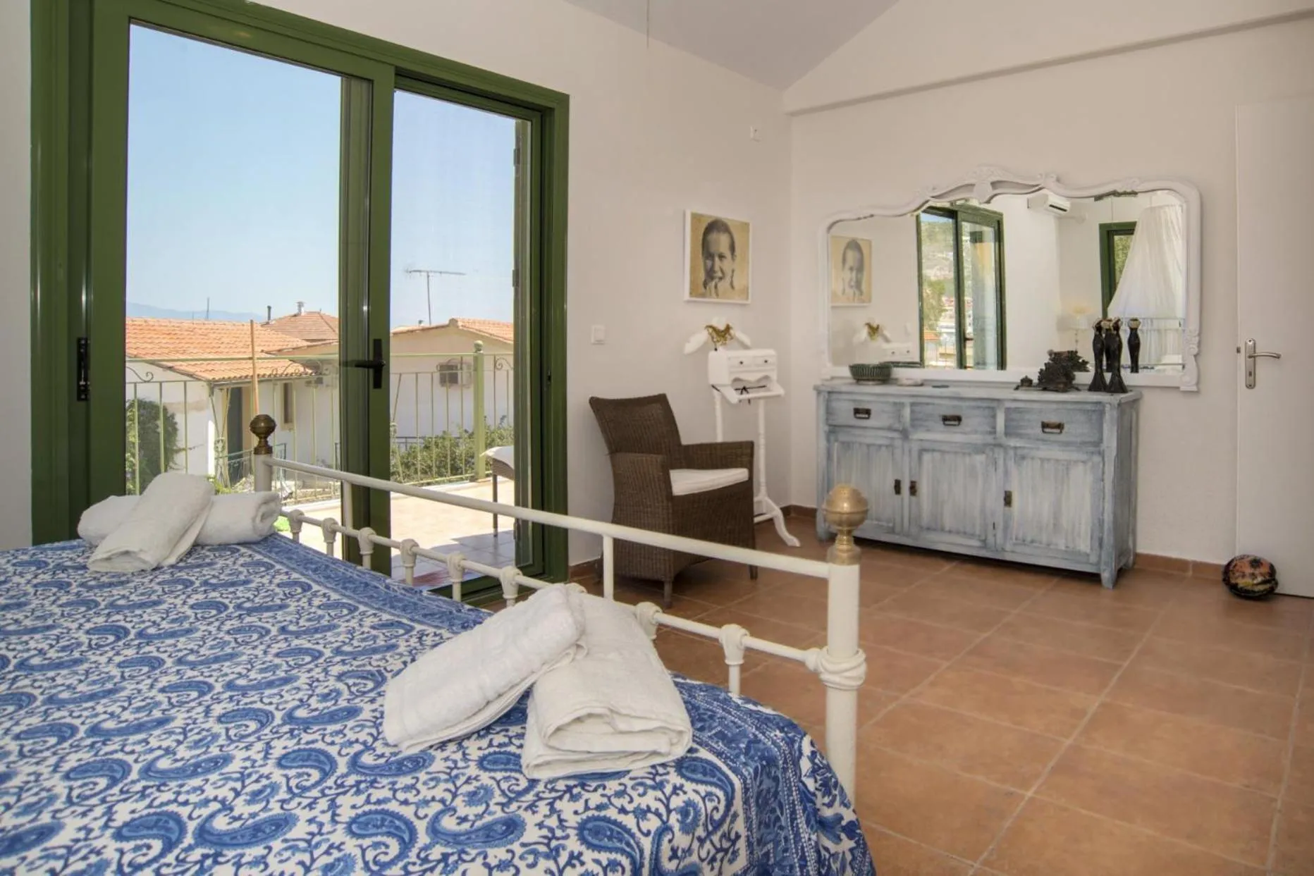 Shower, Bed in Avra
