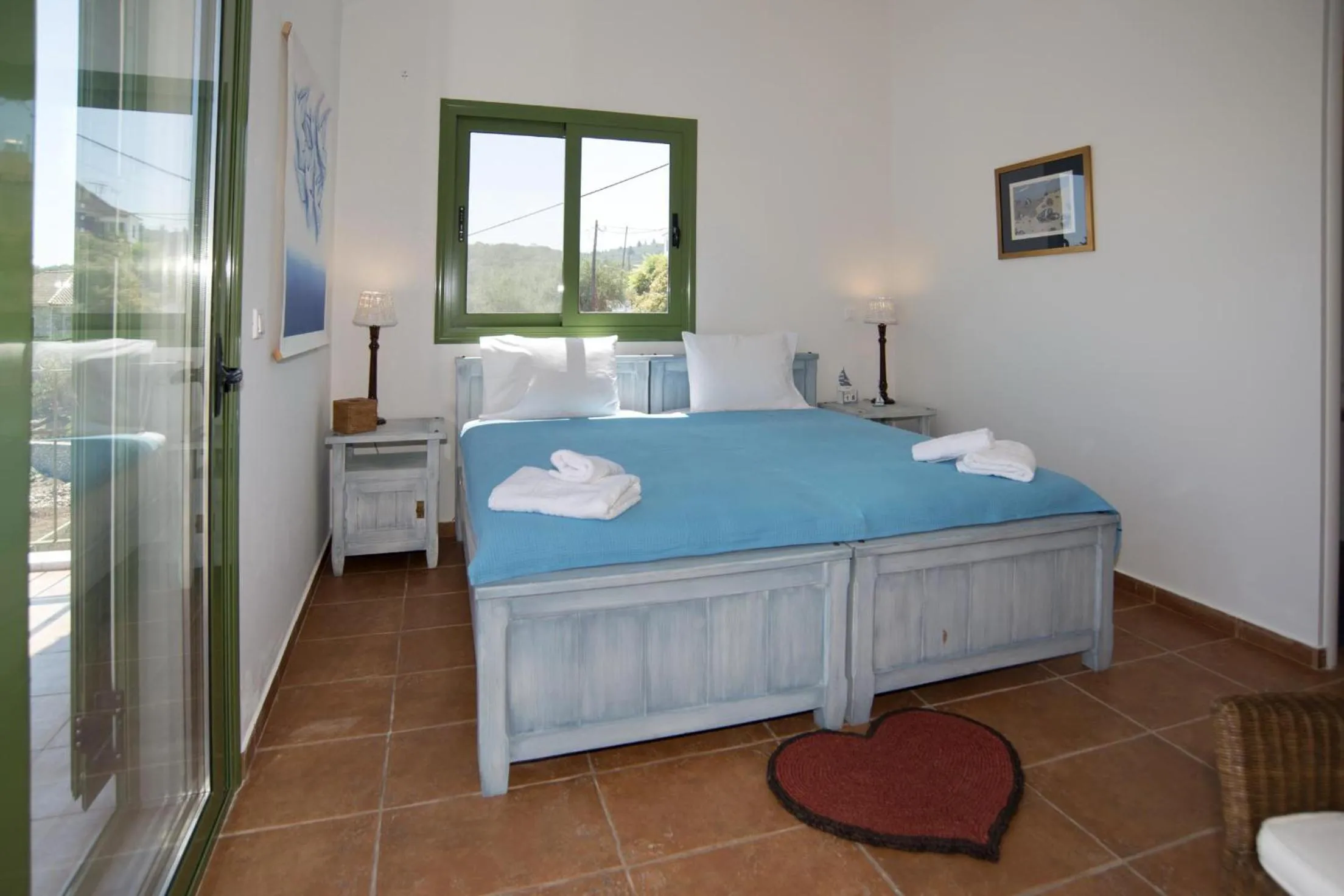 Shower, Bed in Avra