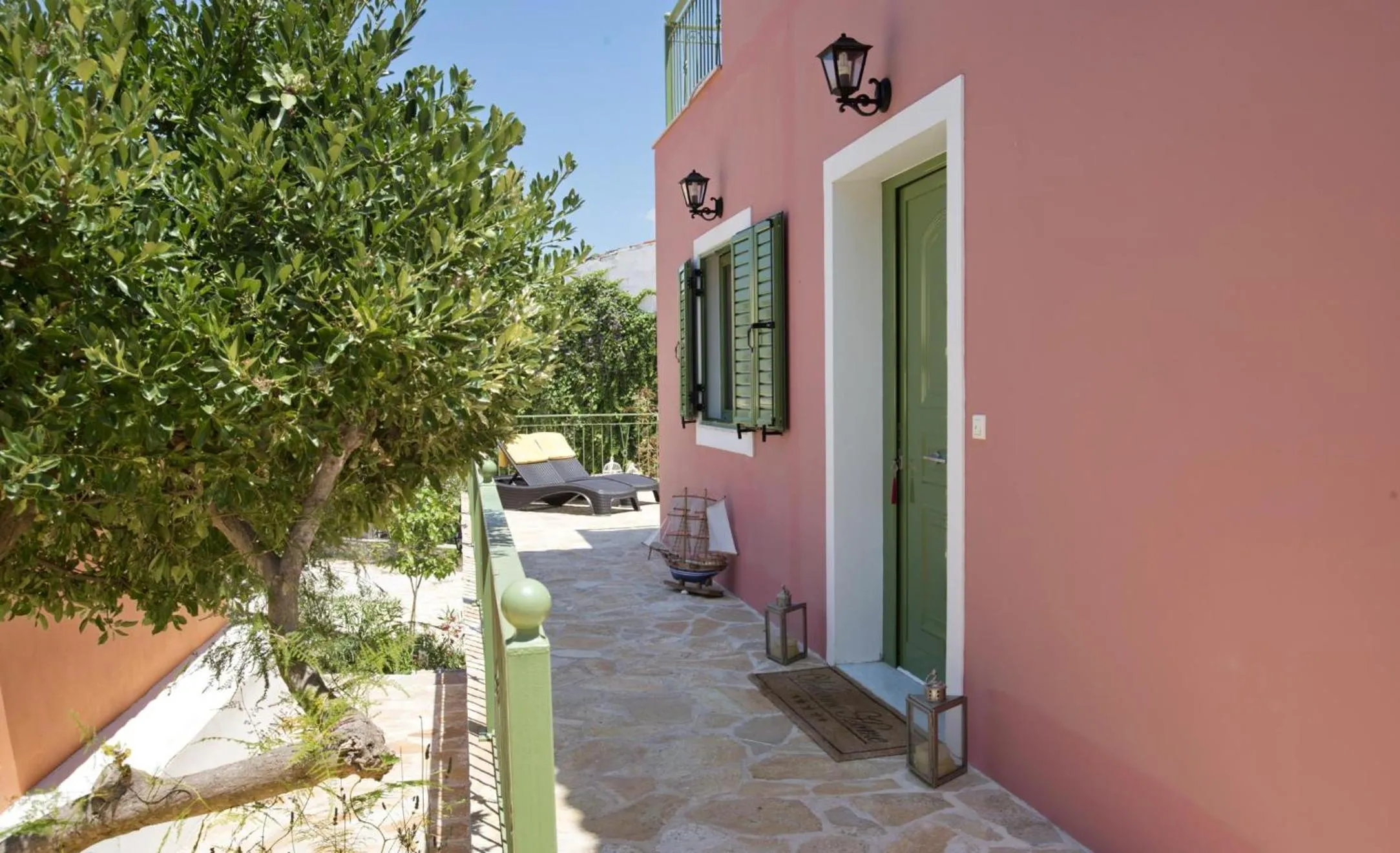 Facade/entrance in Avra