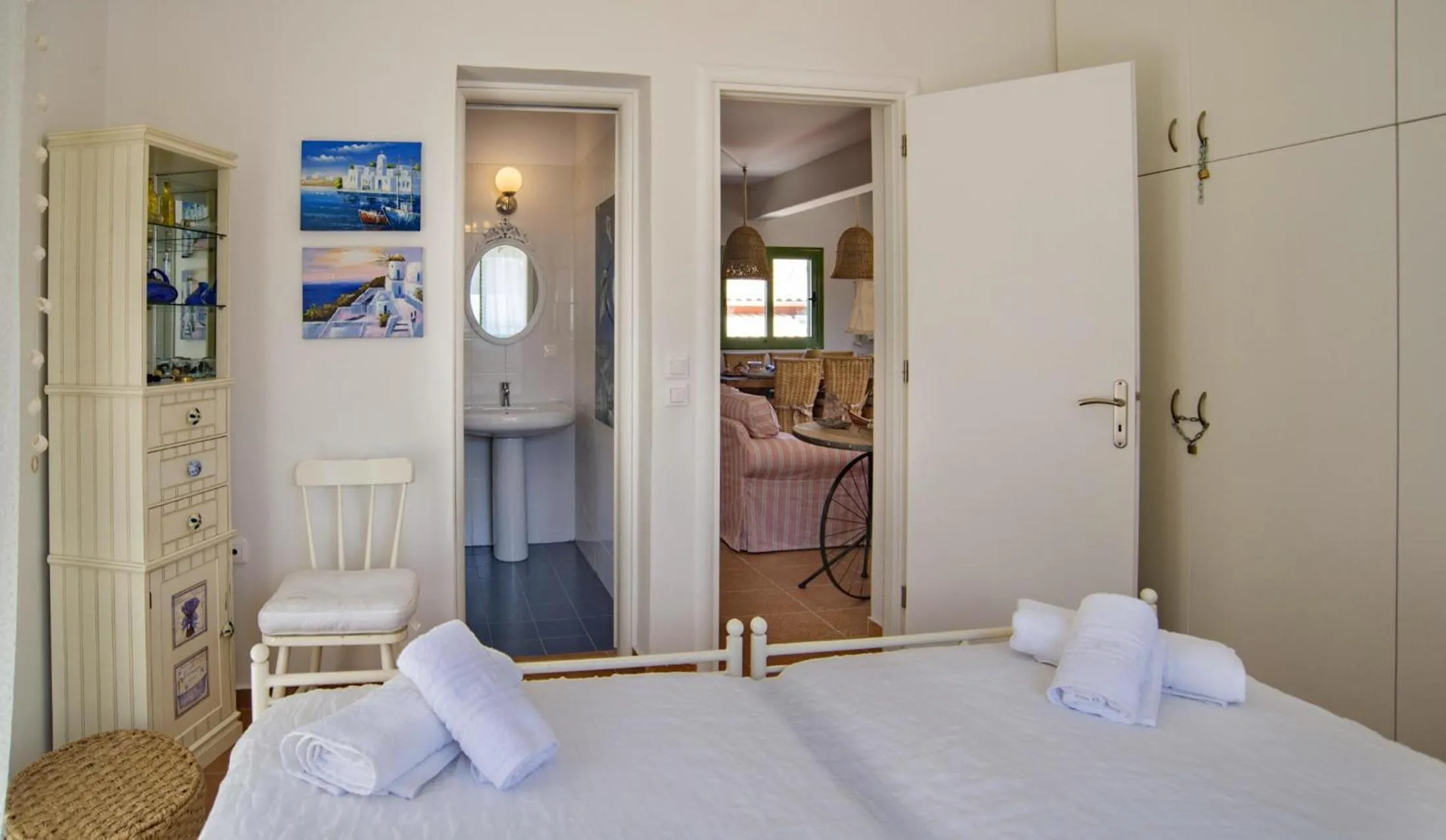 Shower, Bed in Avra