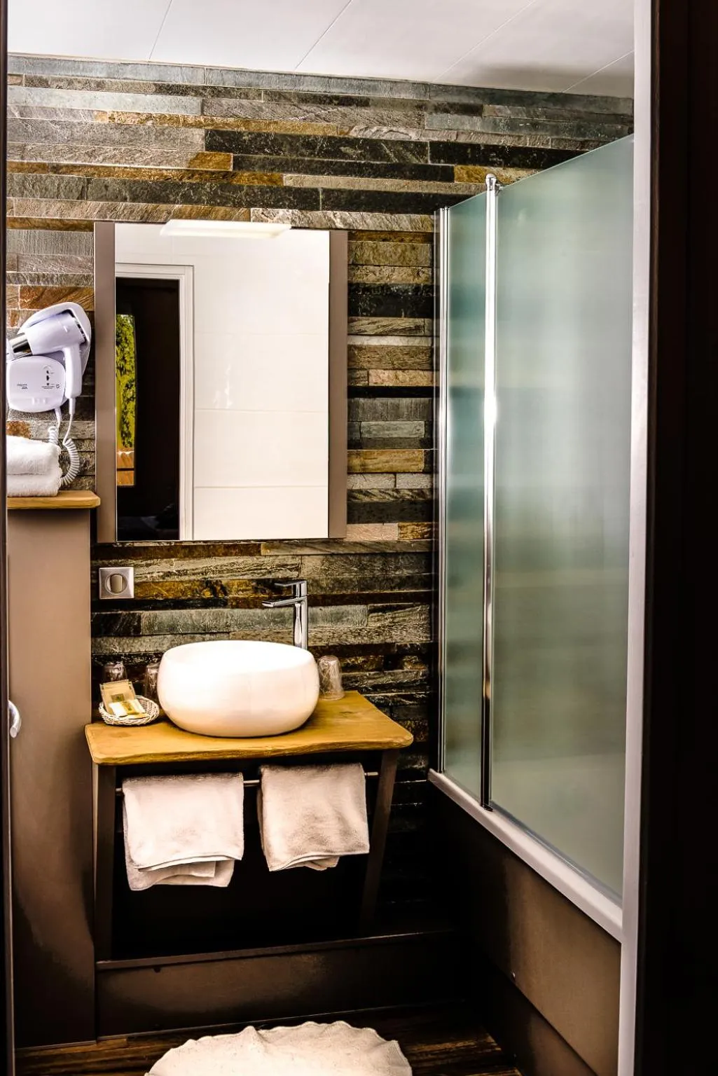 Bathroom in Logis Le Cheval Rouge