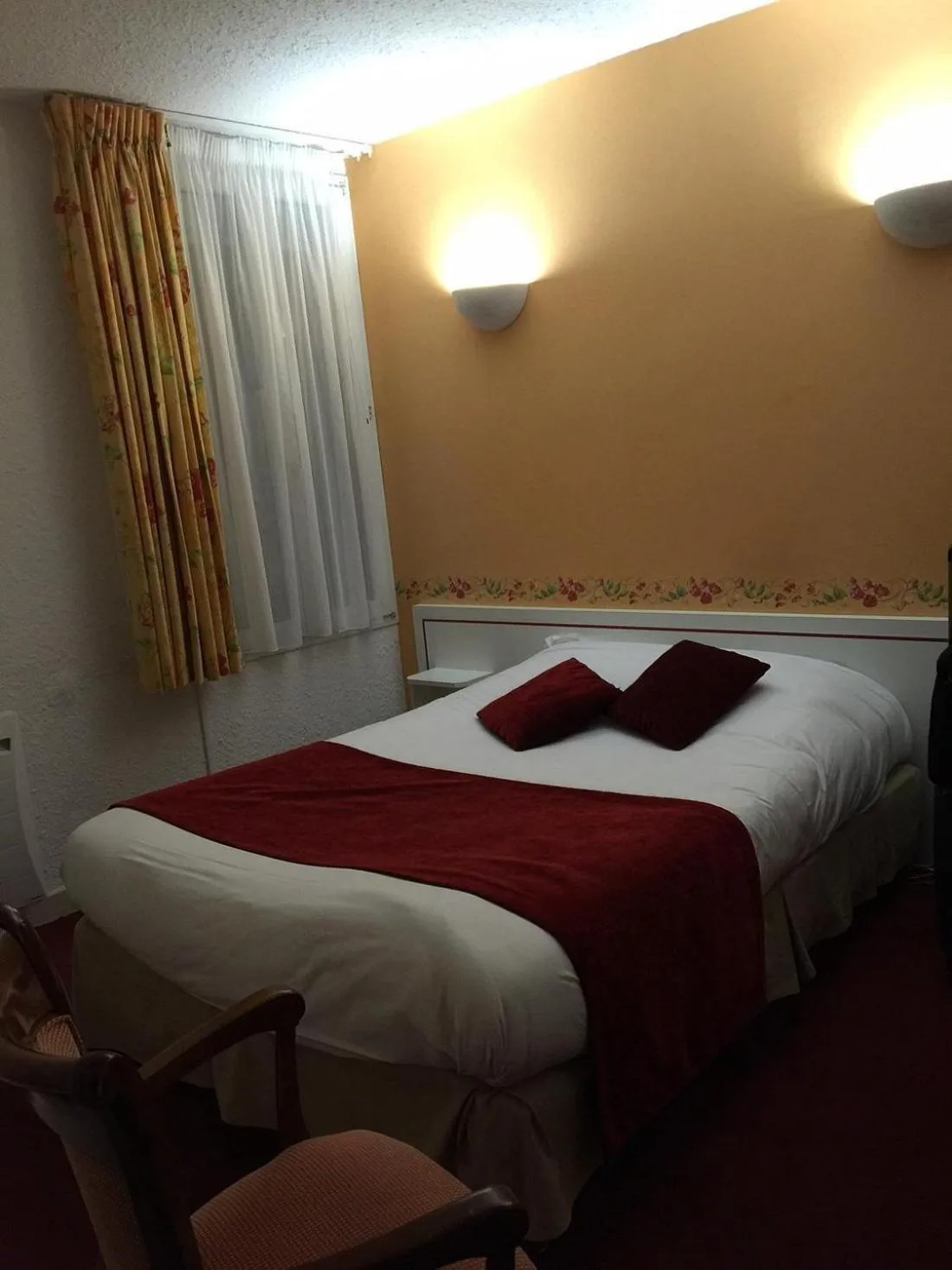 Bed in Logis Le Cheval Rouge