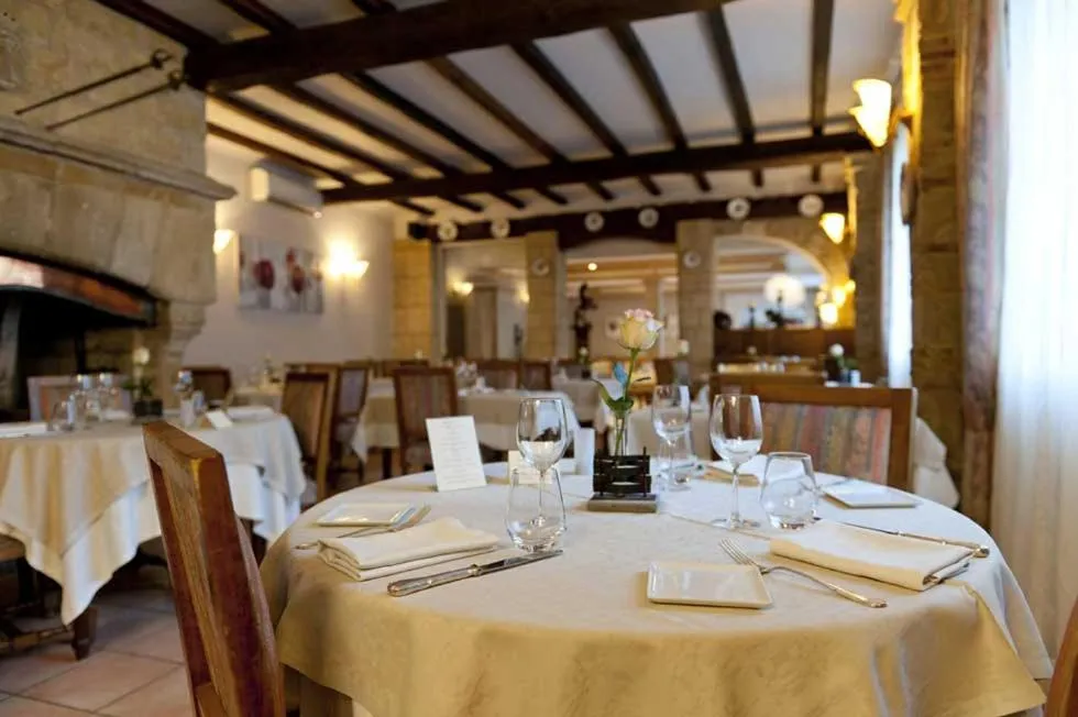 Restaurant/places to eat in Logis Le Cheval Rouge