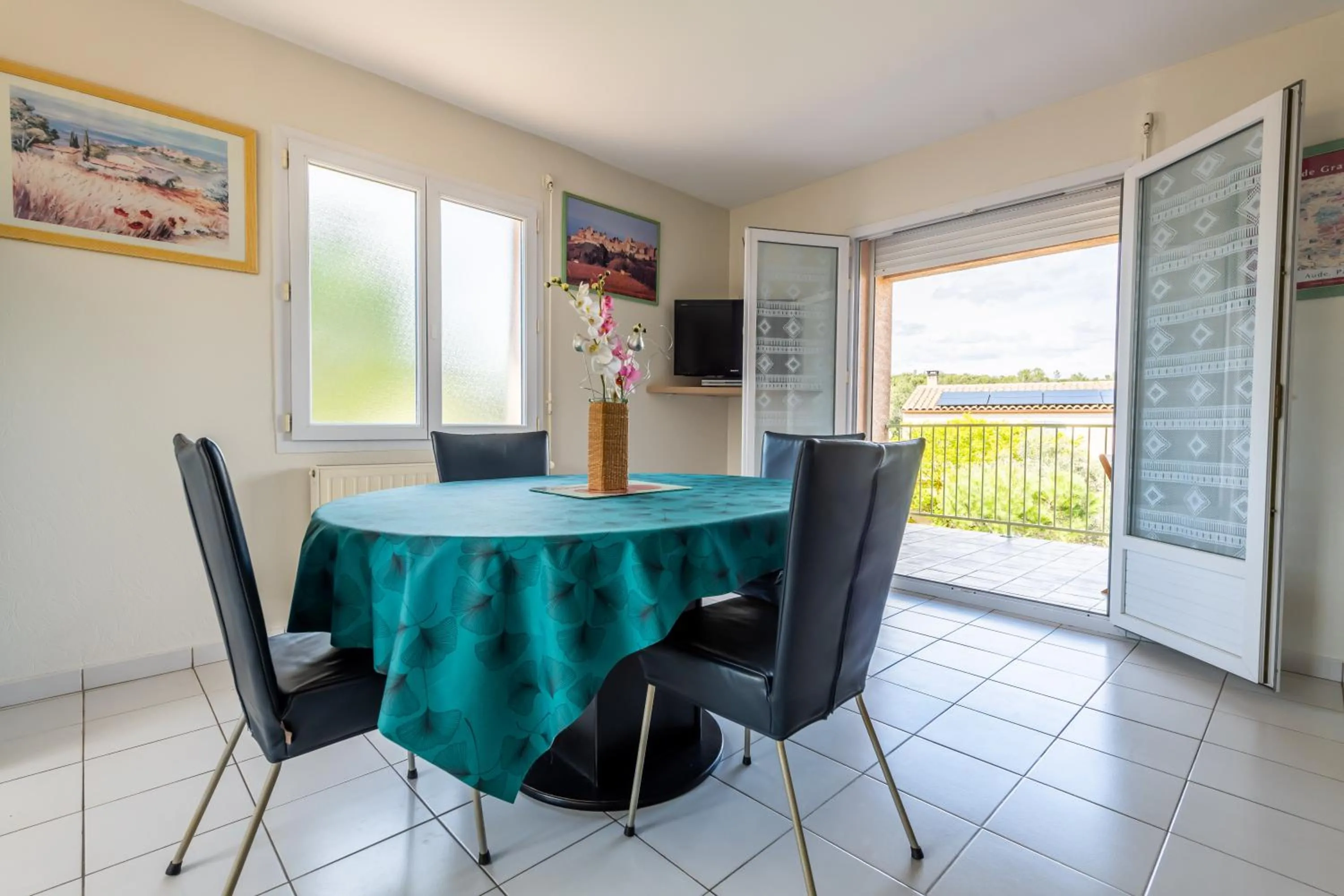Dining area in Gîte L'Orée du Lac