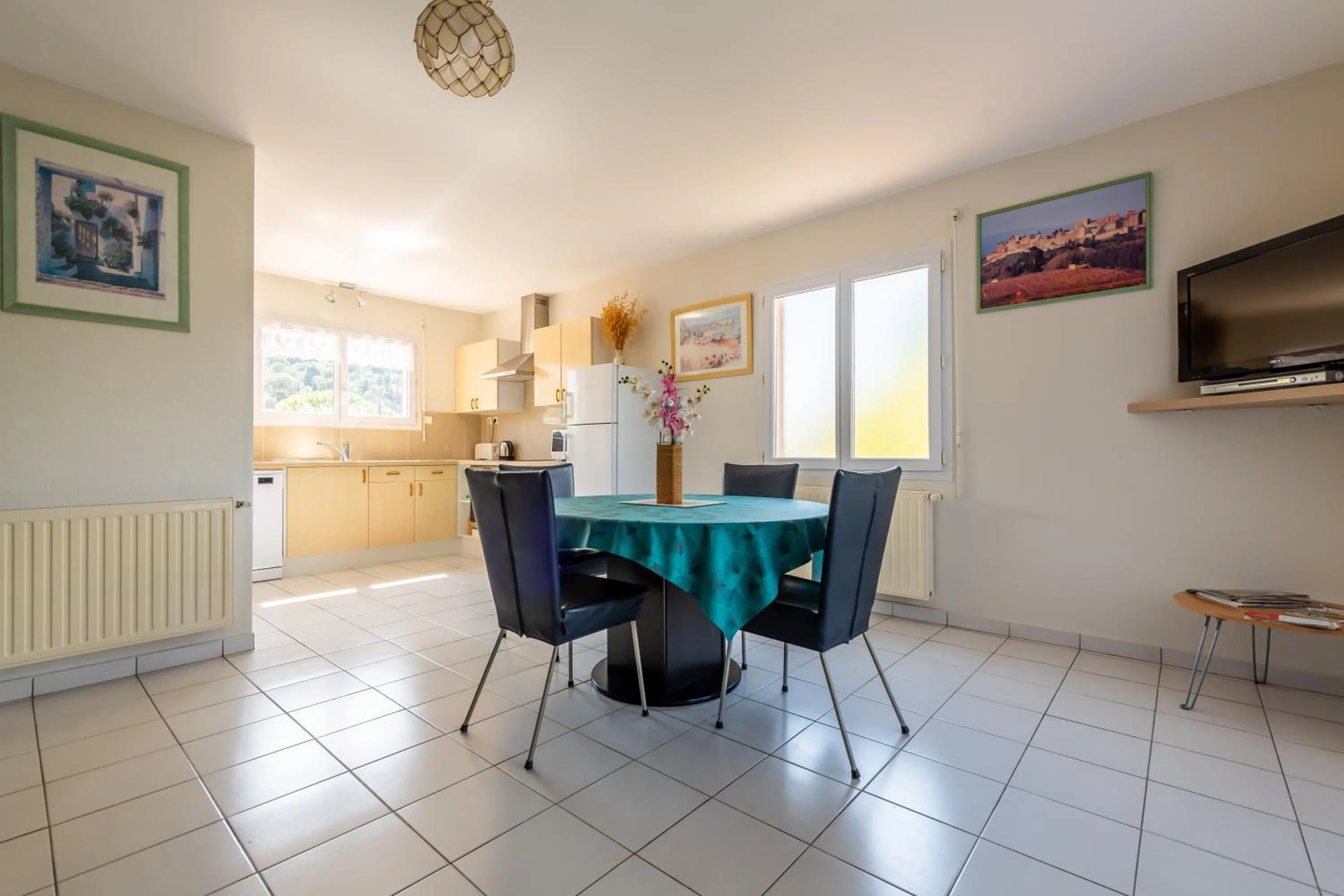 Kitchen or kitchenette in Gîte L'Orée du Lac